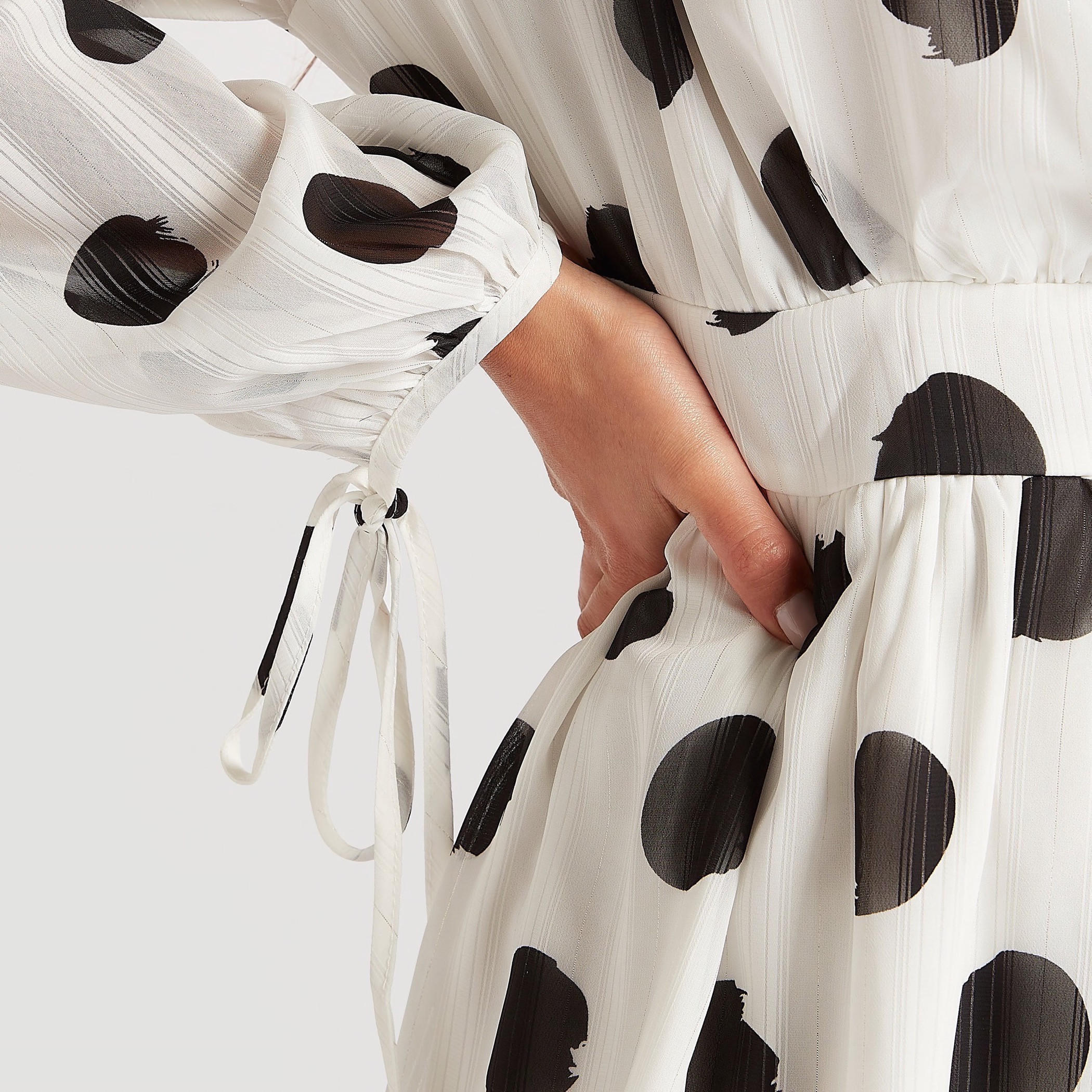 فستان قصير بطبعات منقّطة وأكمام طويلة وياقة عادية من تو إكستريمز-women-clothing-dresses-image-6
