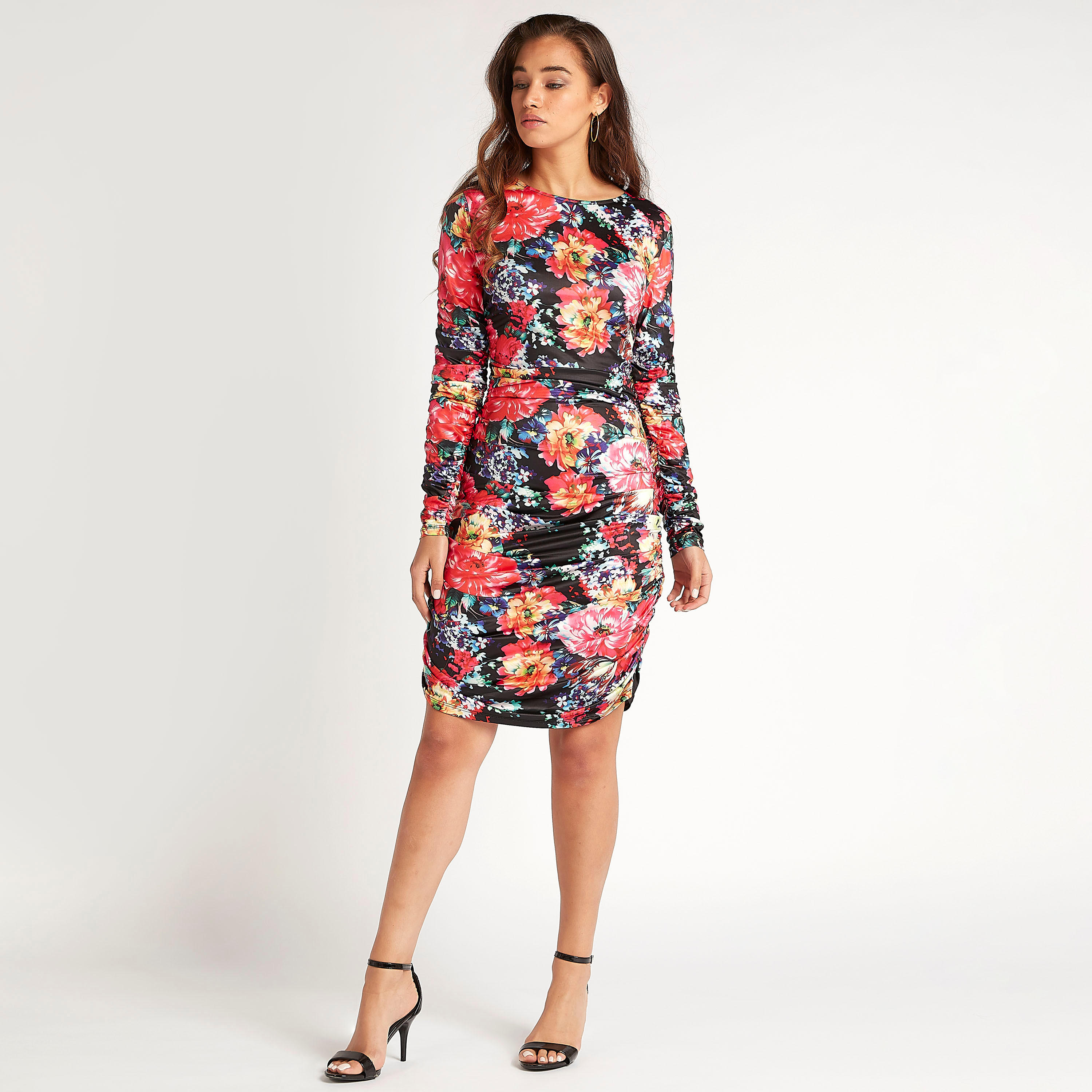فستان بقصّة ضيّقة قصير بطبعات أزهار وبكسرات من تو إكستريمز-women-clothing-dresses-image-7