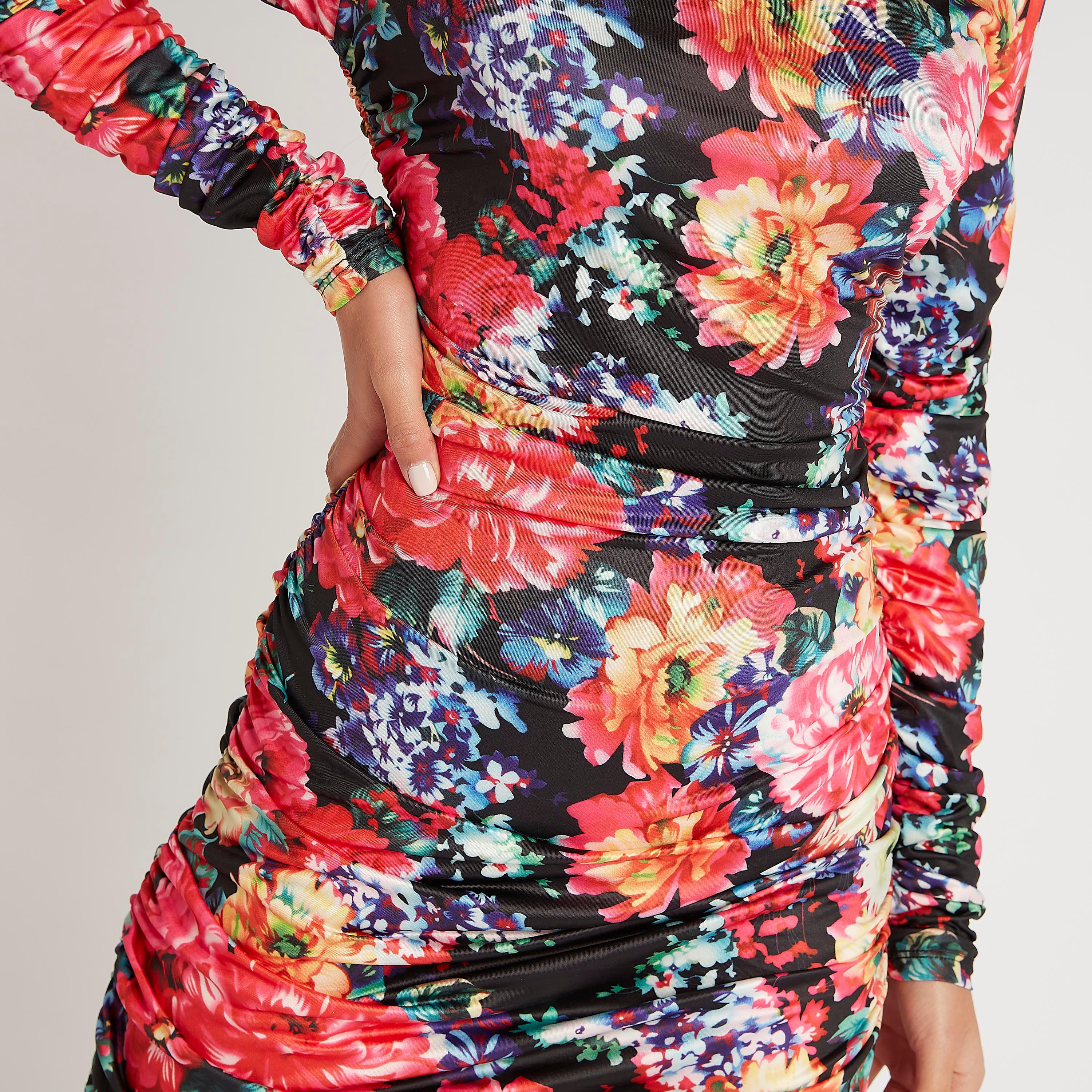 فستان بقصّة ضيّقة قصير بطبعات أزهار وبكسرات من تو إكستريمز-women-clothing-dresses-image-6