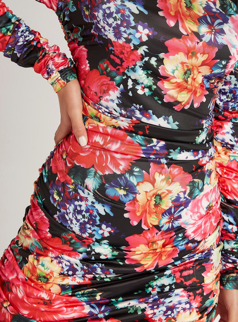 فستان بقصّة ضيّقة قصير بطبعات أزهار وبكسرات من تو إكستريمز-women-clothing-dresses-image-6