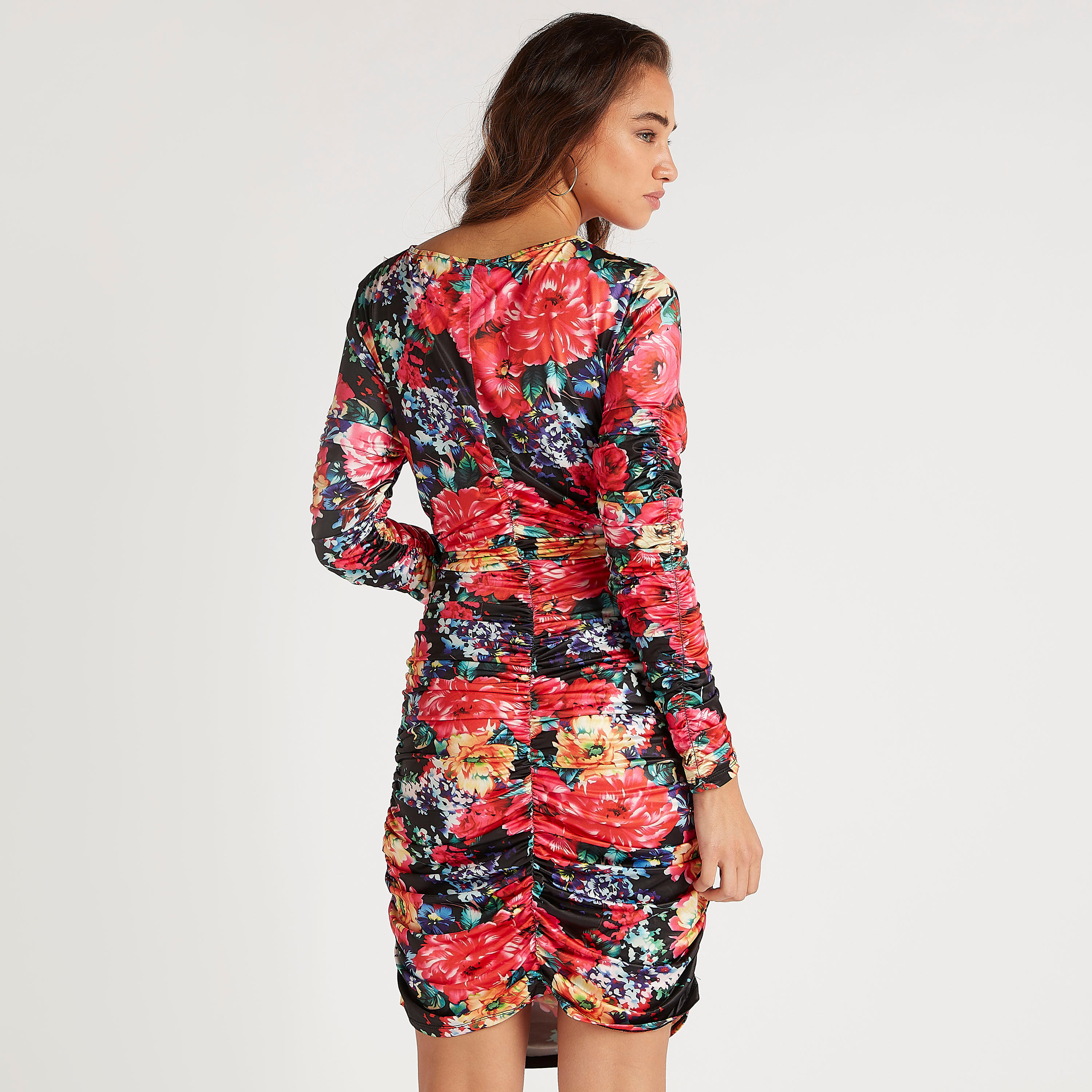 فستان بقصّة ضيّقة قصير بطبعات أزهار وبكسرات من تو إكستريمز-women-clothing-dresses-image-5