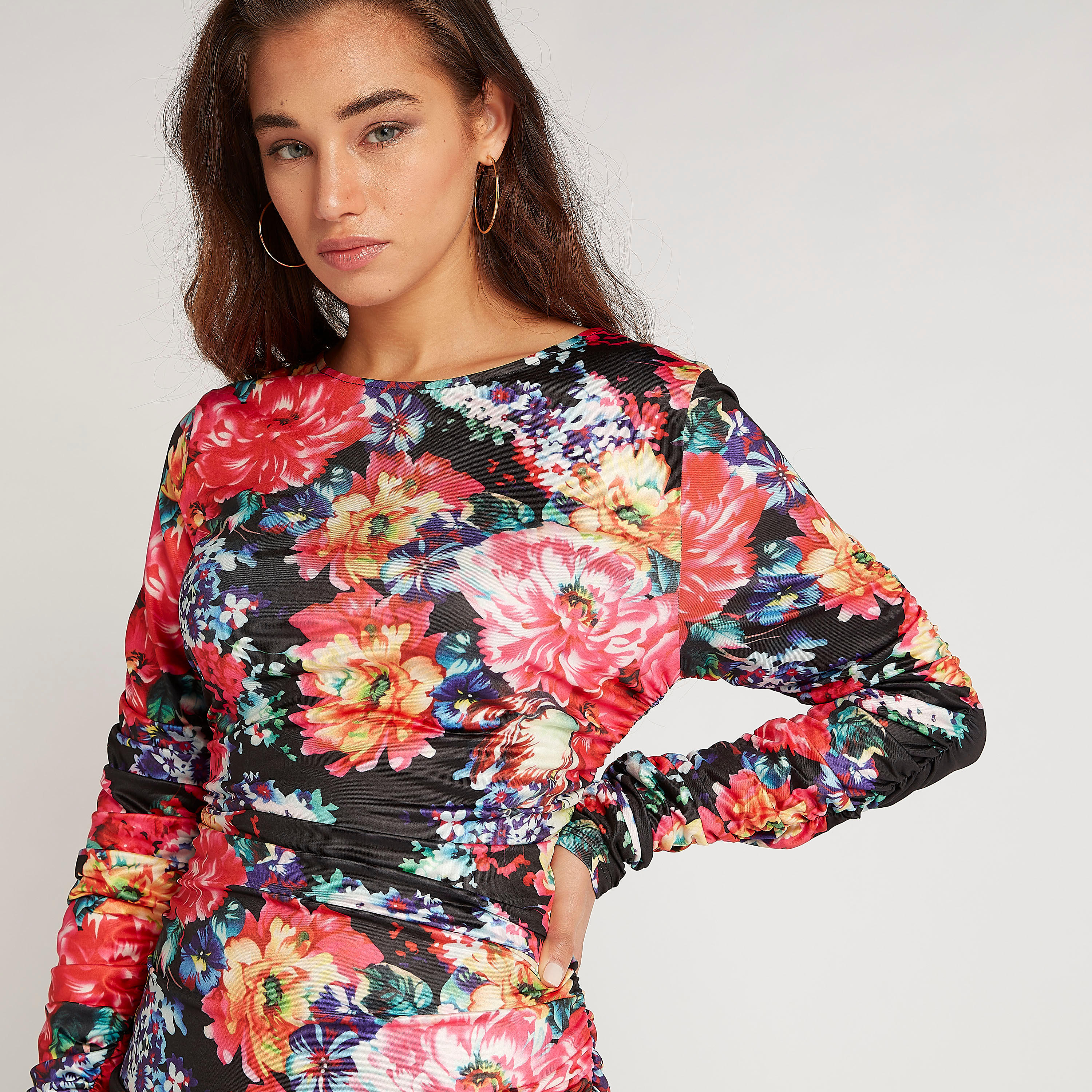 فستان بقصّة ضيّقة قصير بطبعات أزهار وبكسرات من تو إكستريمز-women-clothing-dresses-image-4