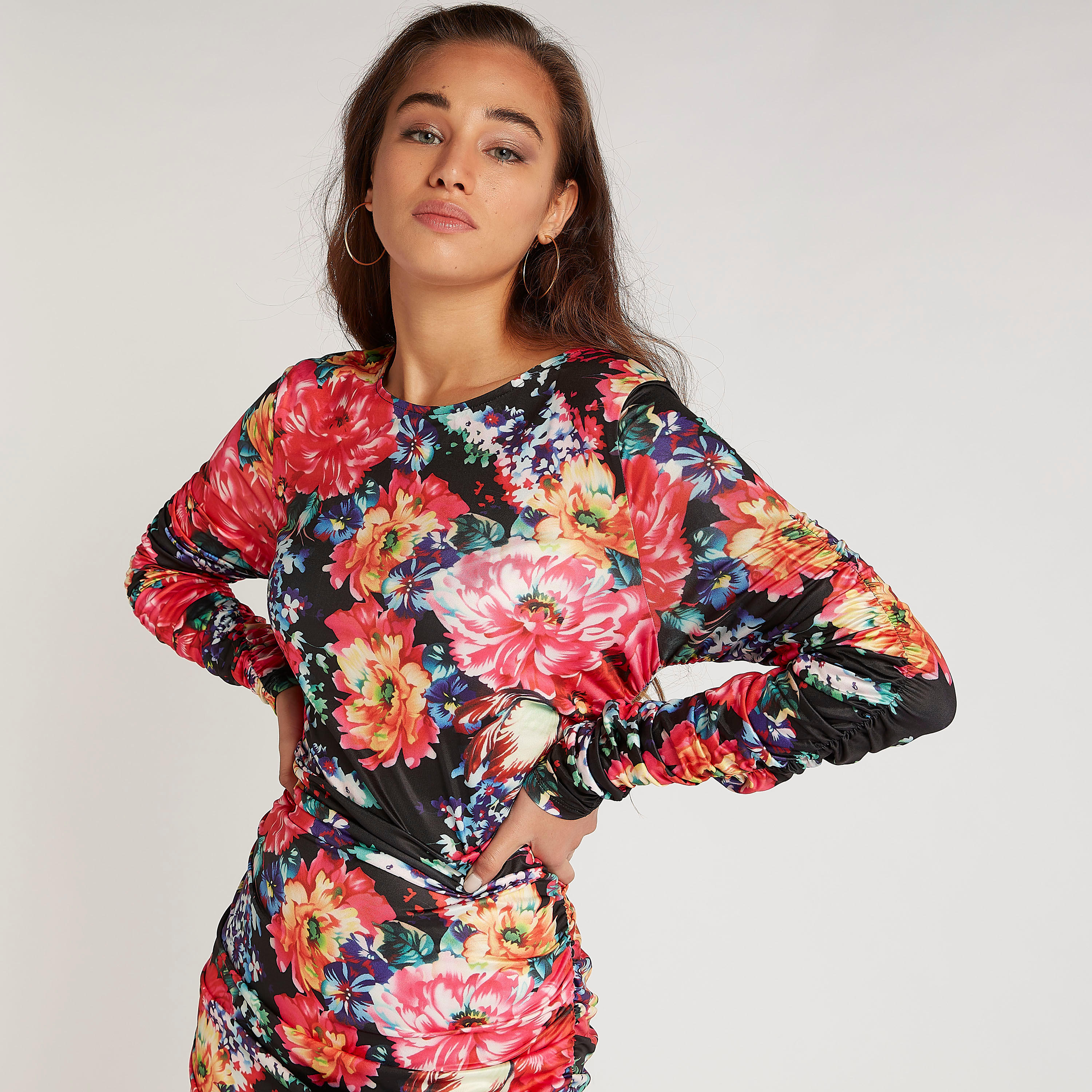 فستان بقصّة ضيّقة قصير بطبعات أزهار وبكسرات من تو إكستريمز-women-clothing-dresses-image-1