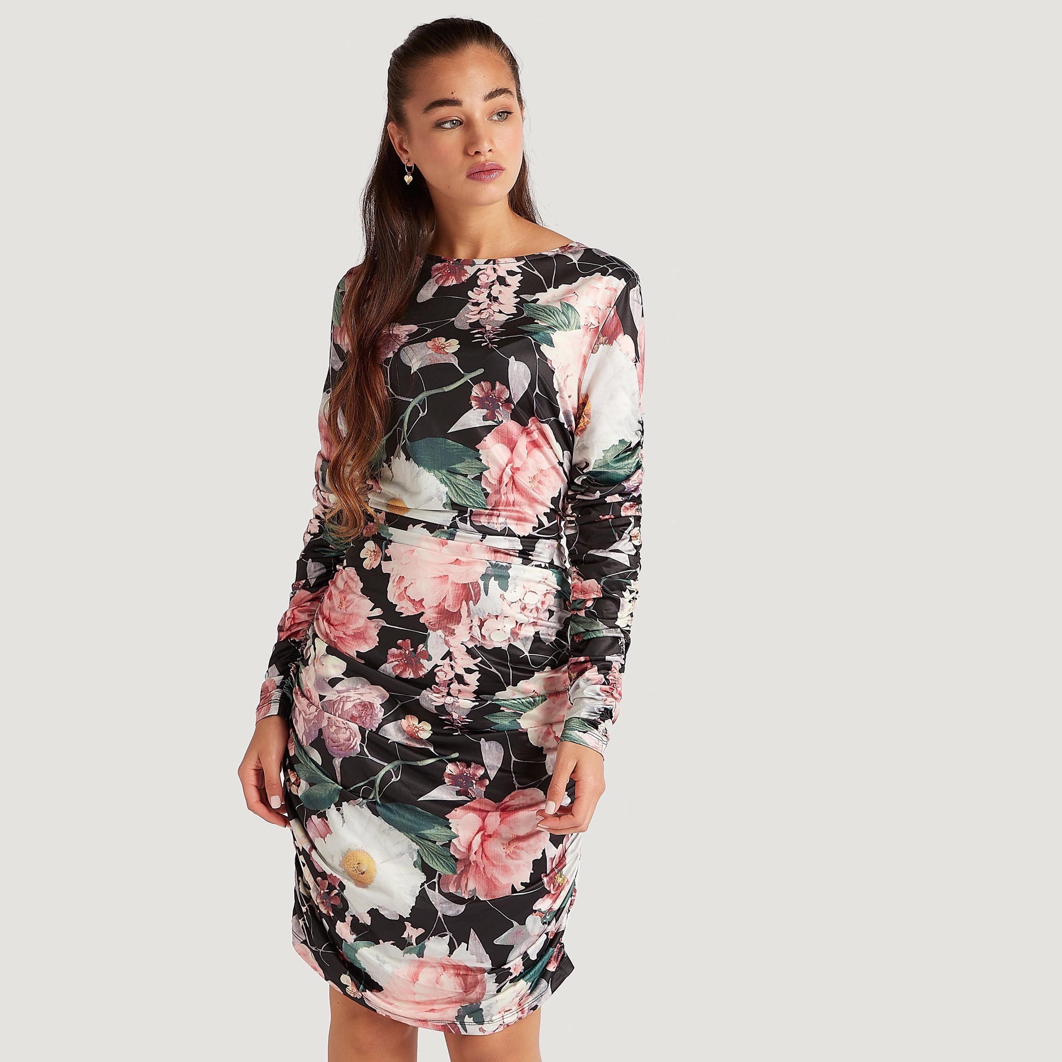 فستان قصير بقصّة ضيّقة وطبعات أزهار وبكسرات من تو إكستريمز-women-clothing-dresses-image-1