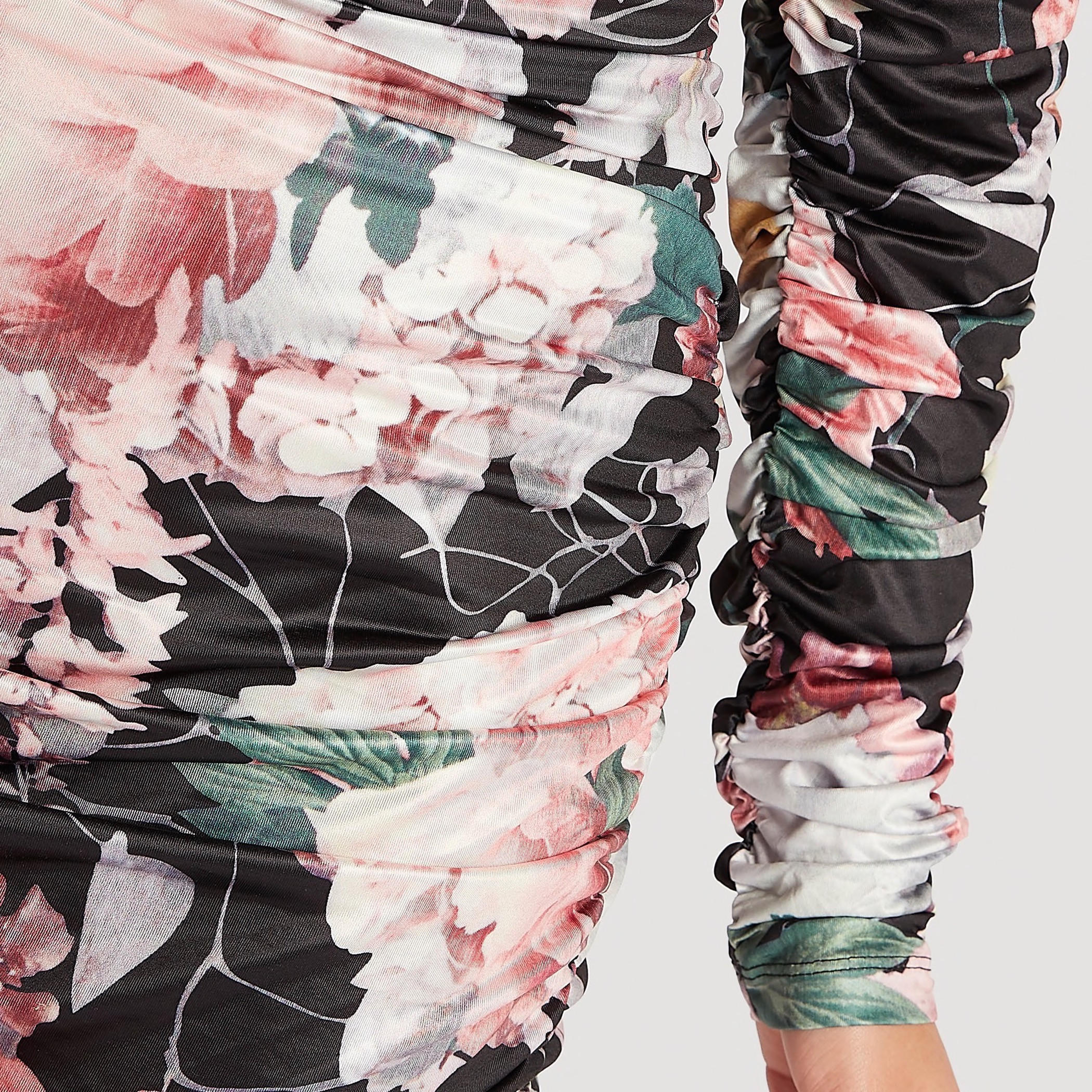 فستان قصير بقصّة ضيّقة وطبعات أزهار وبكسرات من تو إكستريمز-women-clothing-dresses-image-3