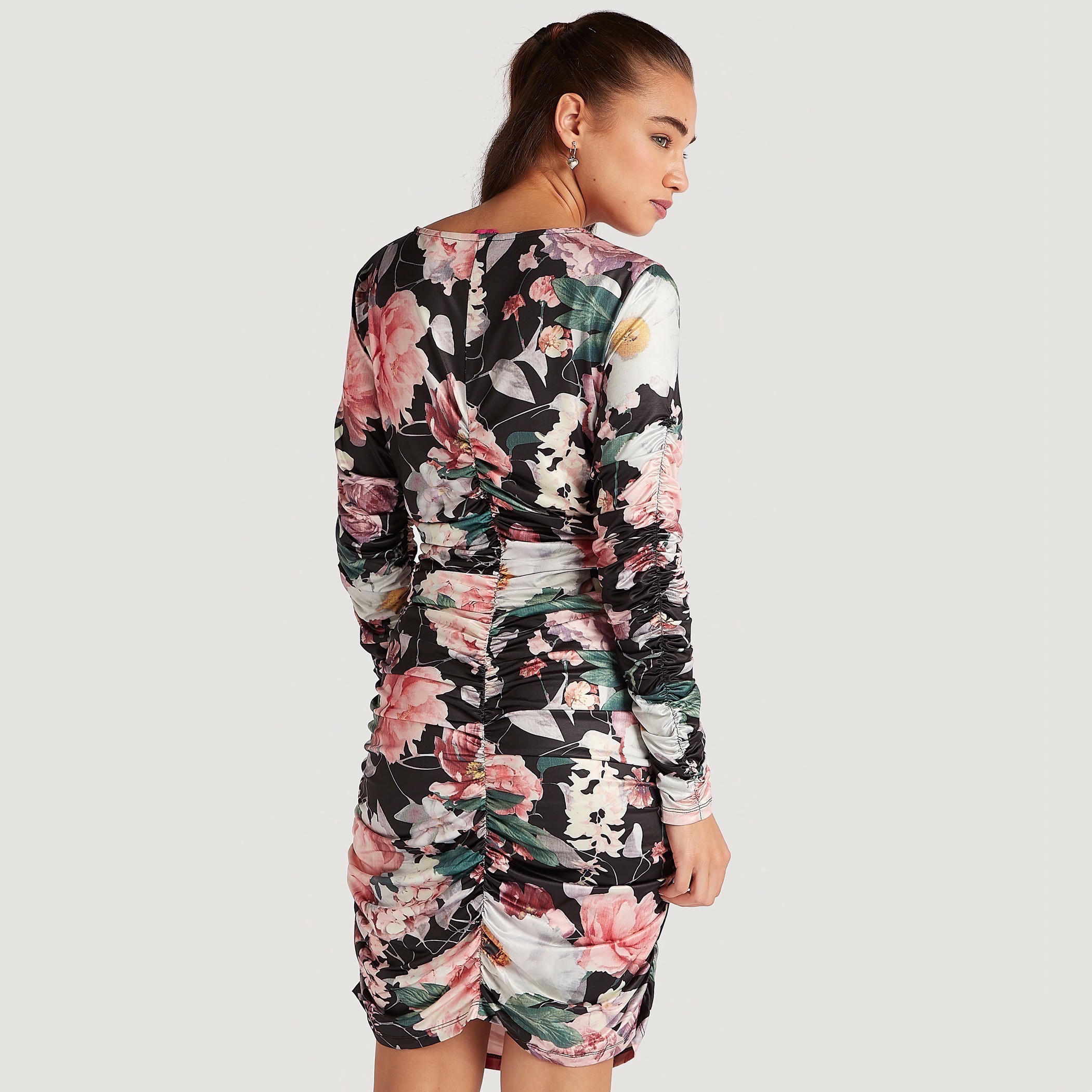 فستان قصير بقصّة ضيّقة وطبعات أزهار وبكسرات من تو إكستريمز-women-clothing-dresses-image-4