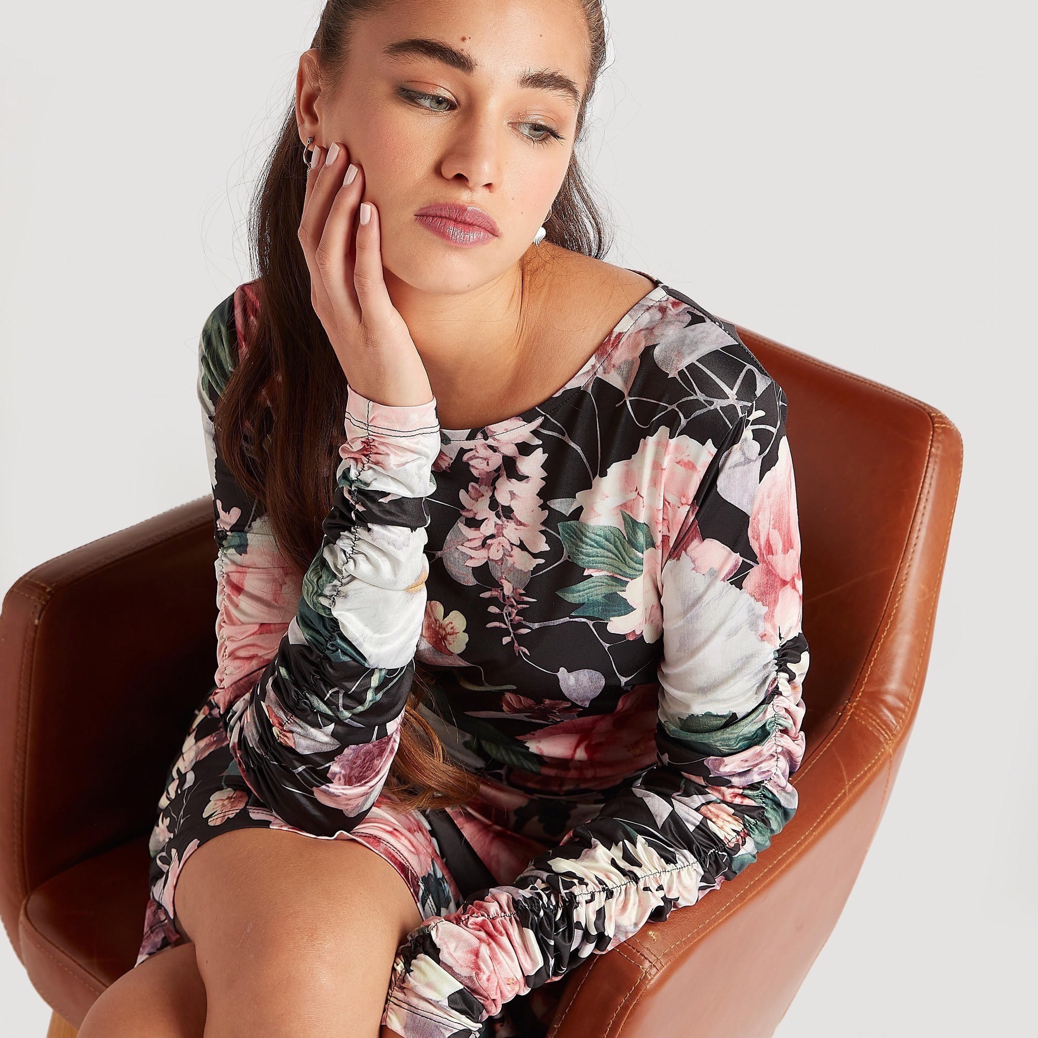 فستان قصير بقصّة ضيّقة وطبعات أزهار وبكسرات من تو إكستريمز-women-clothing-dresses-image-5