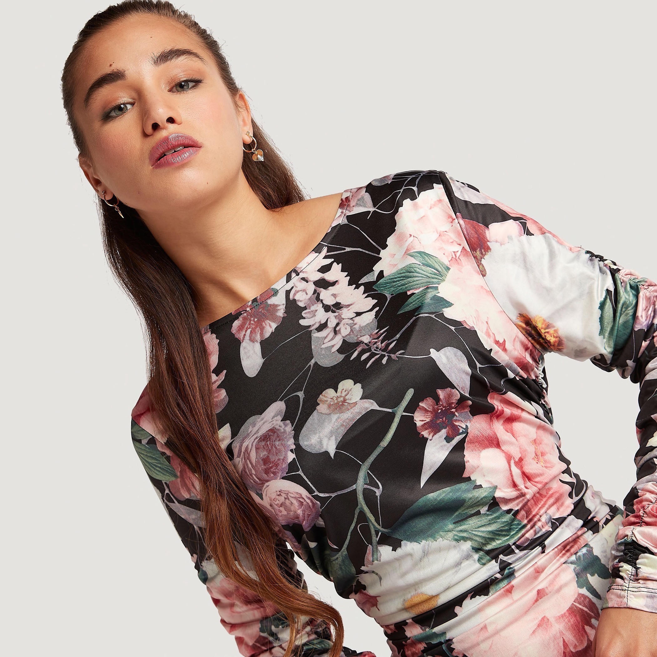 فستان قصير بقصّة ضيّقة وطبعات أزهار وبكسرات من تو إكستريمز-women-clothing-dresses-image-6