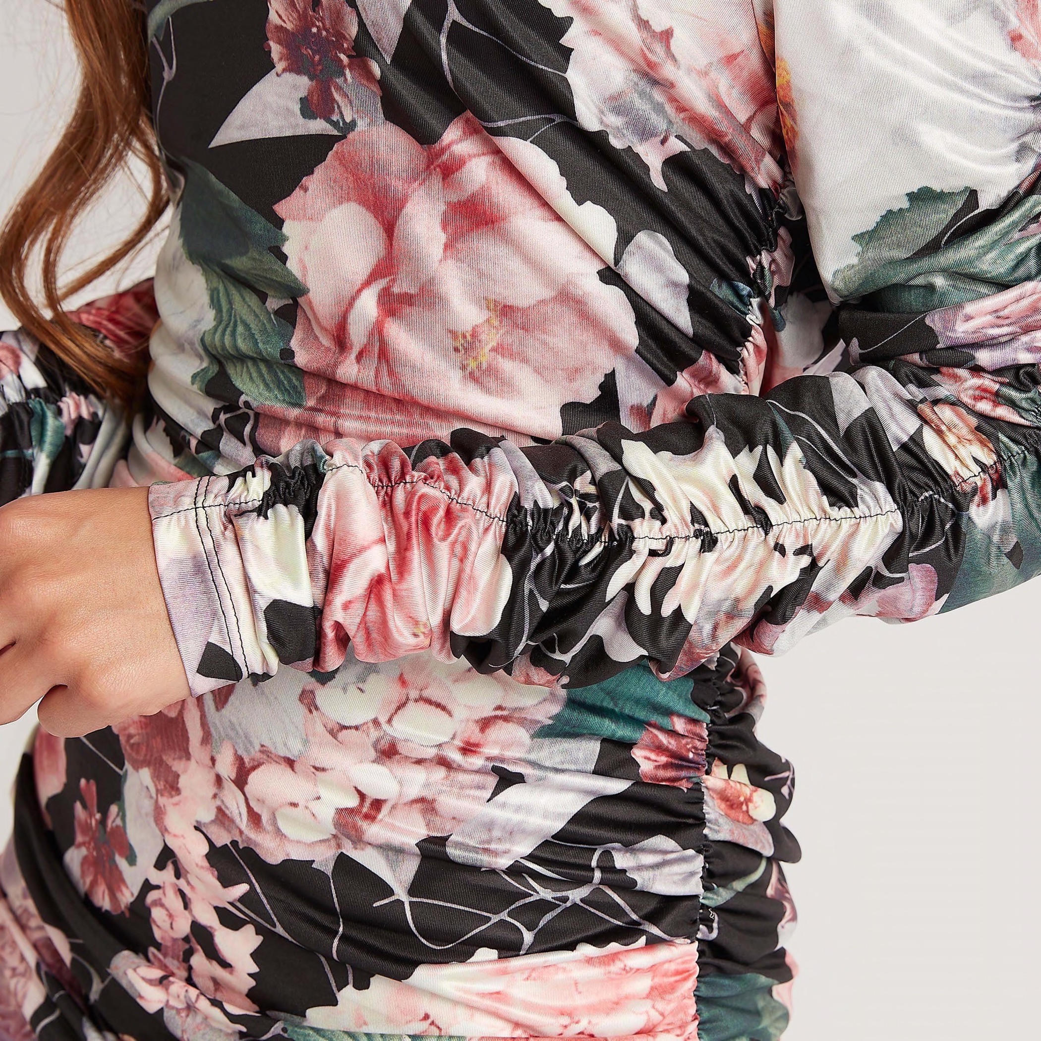 فستان قصير بقصّة ضيّقة وطبعات أزهار وبكسرات من تو إكستريمز-women-clothing-dresses-image-8
