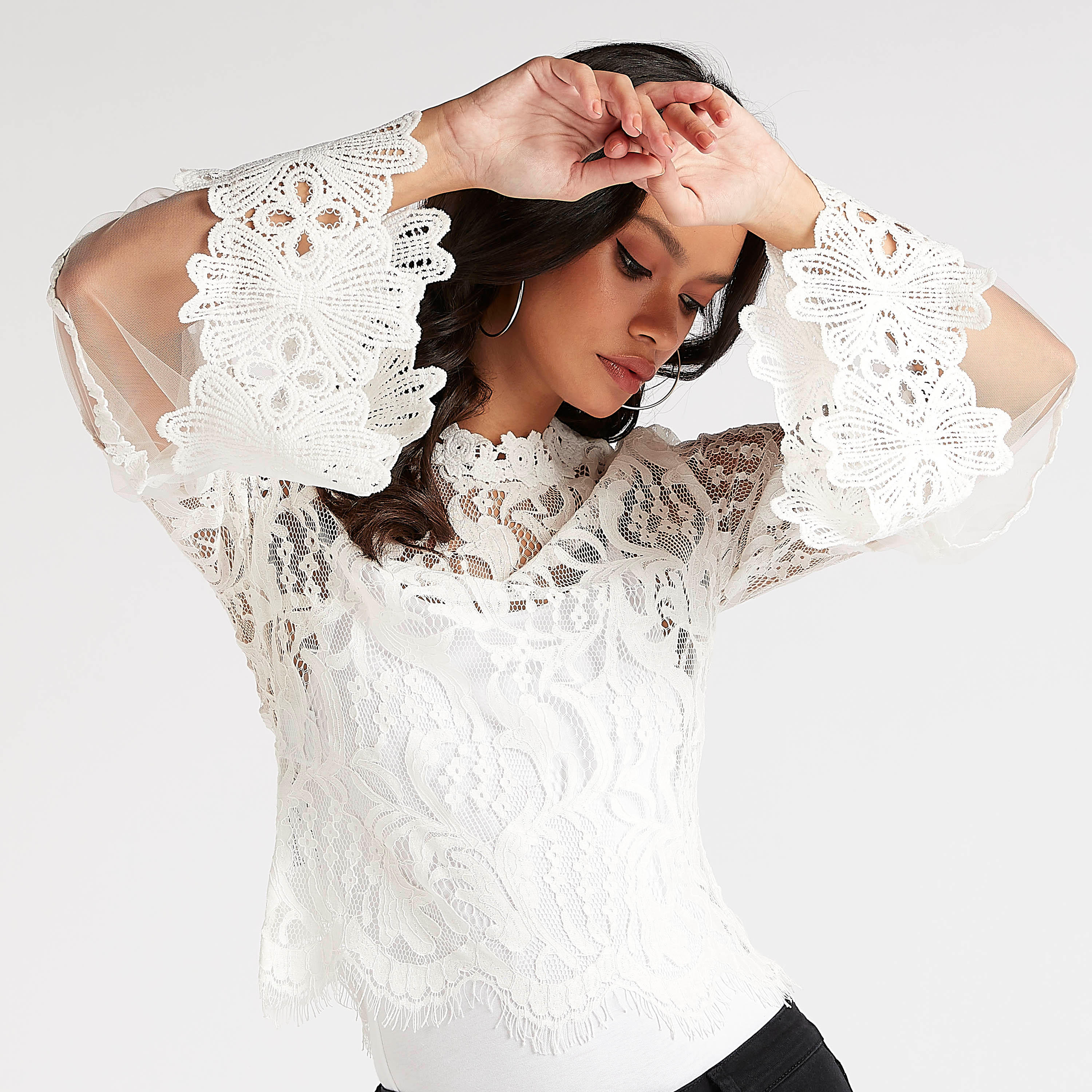 بلوزة بياقة ضيّقة وتفاصيل دانتيل وأكمام طويلة من توإكستريمز-women-clothing-shirtsandblouses-blouses-image-1