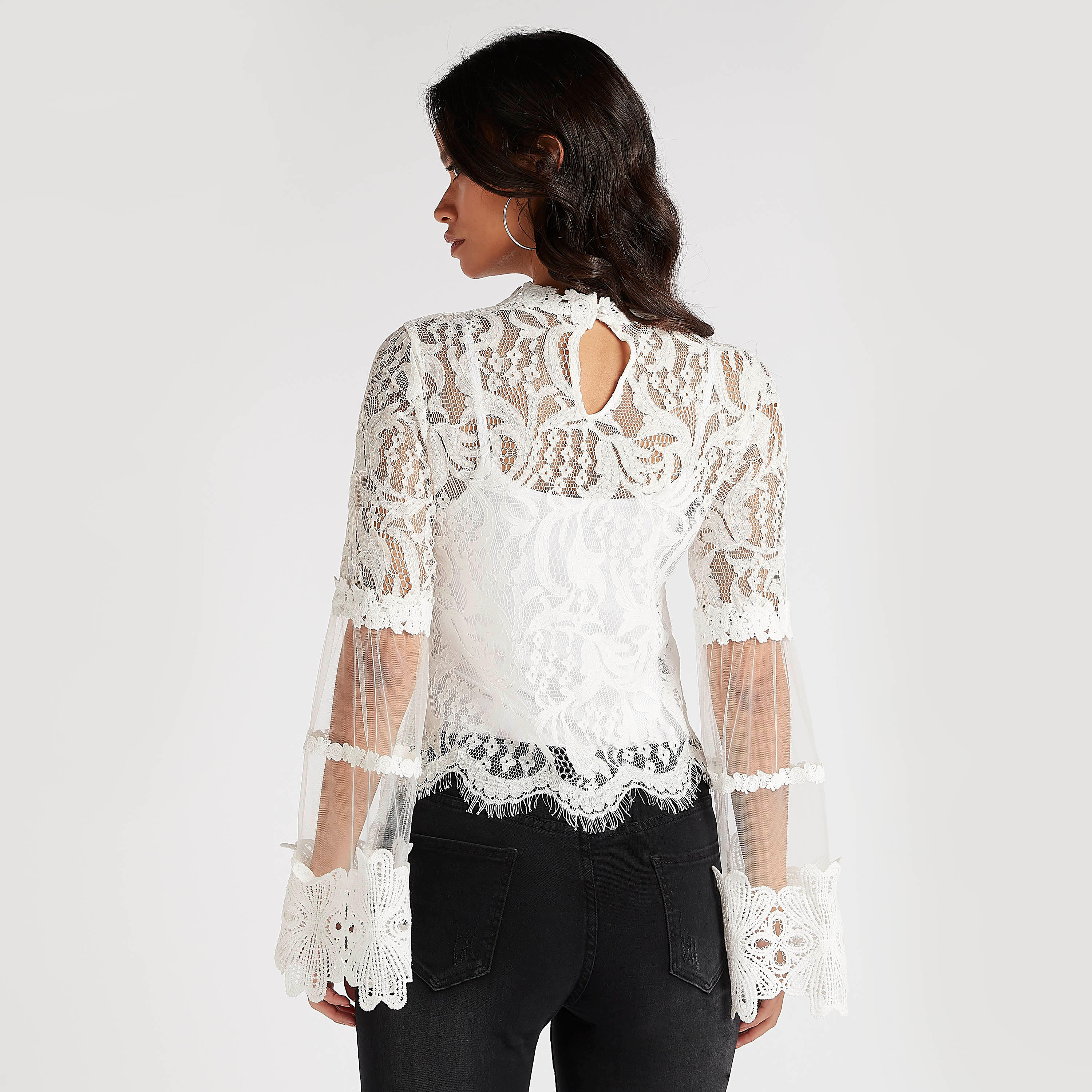 بلوزة بياقة ضيّقة وتفاصيل دانتيل وأكمام طويلة من توإكستريمز-women-clothing-shirtsandblouses-blouses-image-4