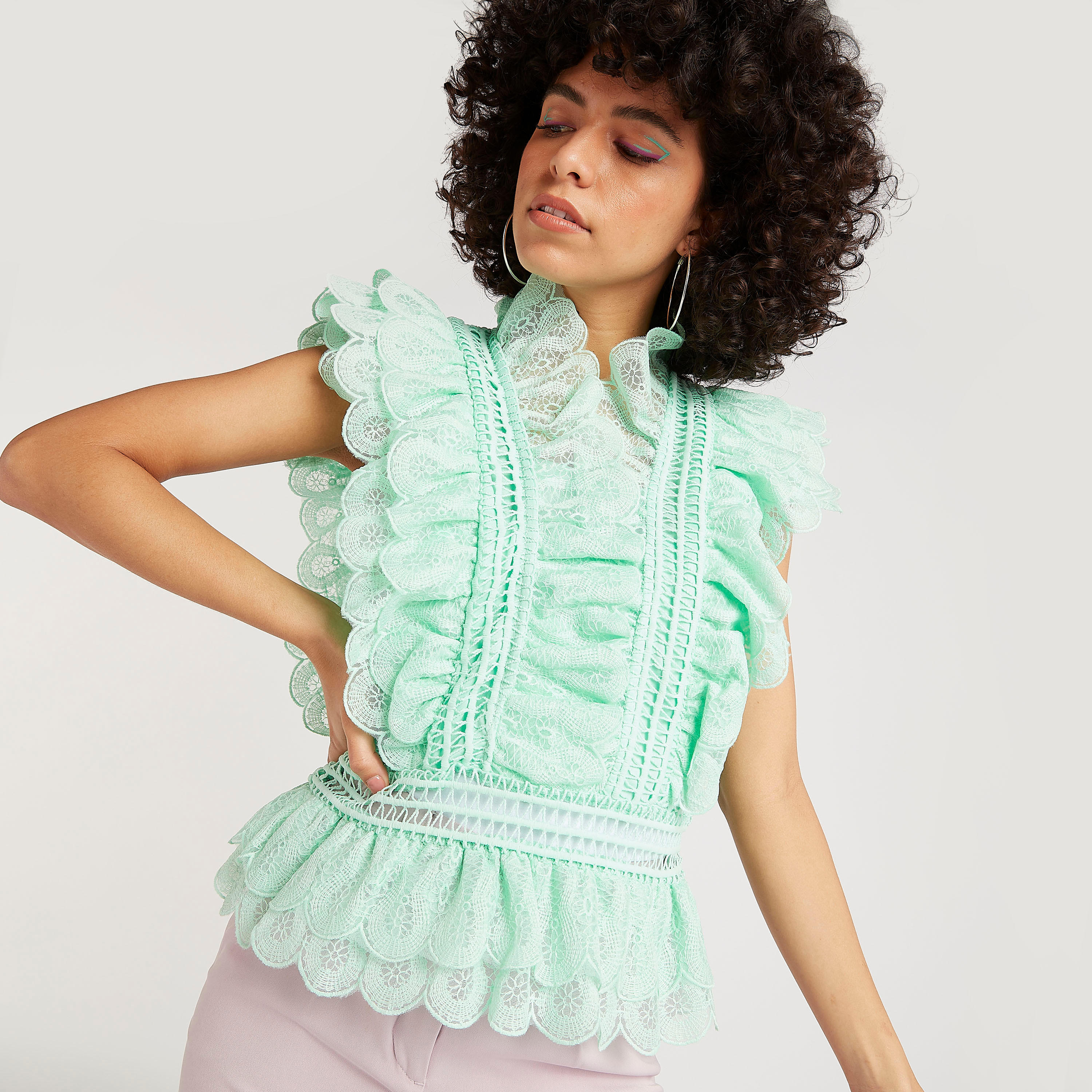 بلوزة بتفاصيل كشكشة وأكمام قصيرة وكشكشة على الخصر-women-clothing-shirtsandblouses-blouses-image-1