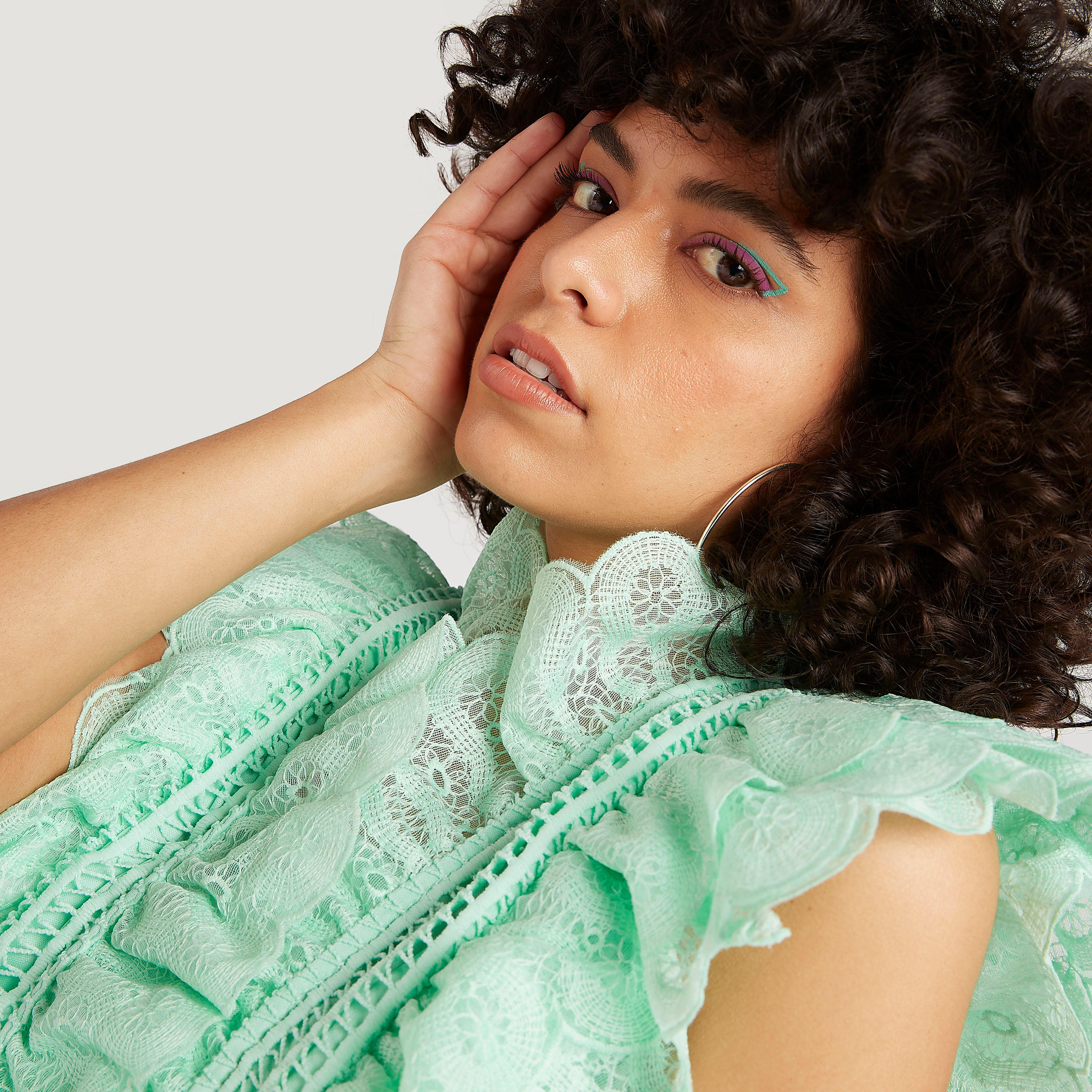بلوزة بتفاصيل كشكشة وأكمام قصيرة وكشكشة على الخصر-women-clothing-shirtsandblouses-blouses-image-3