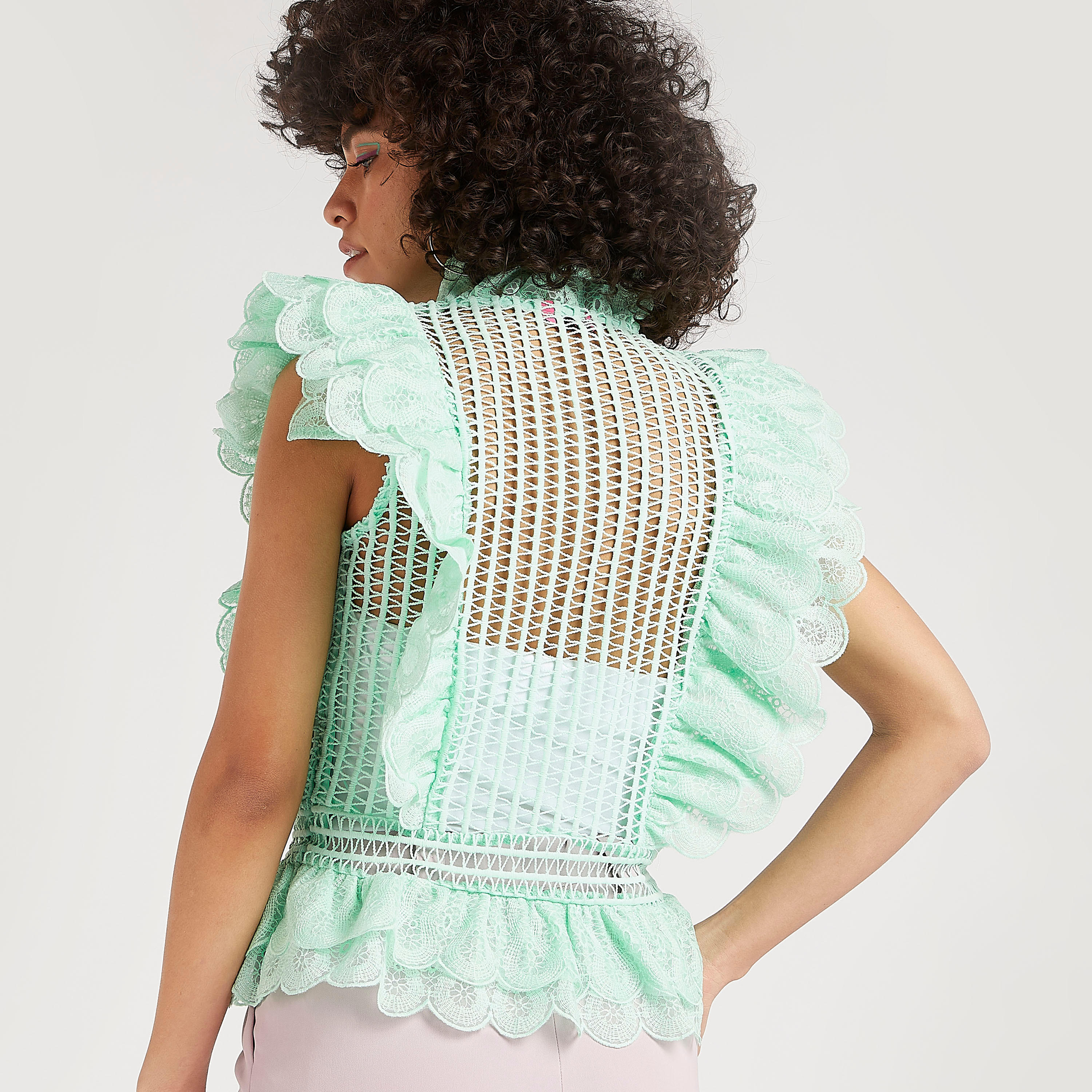 بلوزة بتفاصيل كشكشة وأكمام قصيرة وكشكشة على الخصر-women-clothing-shirtsandblouses-blouses-image-8