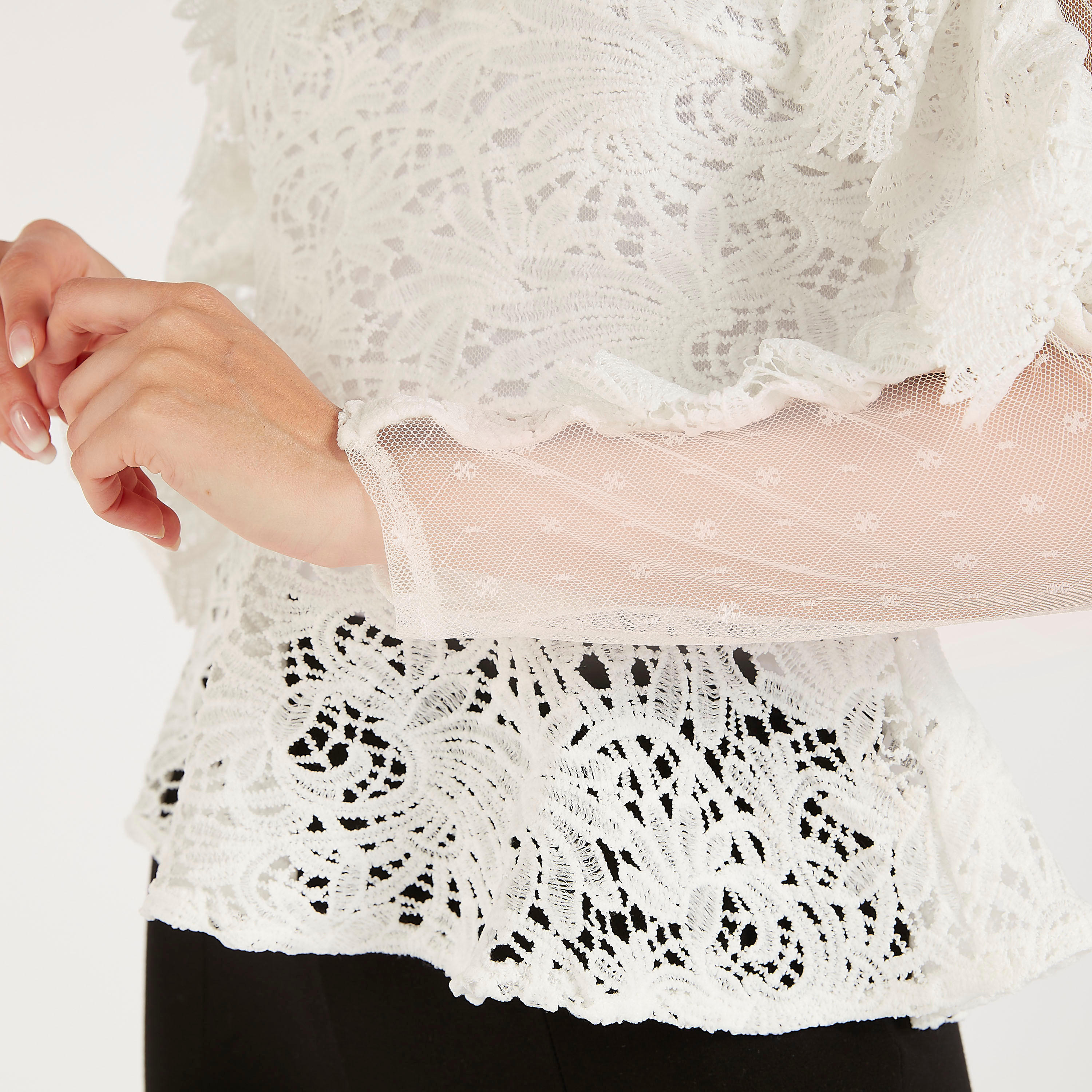 بلوزة بياقة عالية وأكمام طويلة وتفاصيل دانتيل من توإكستريمز-women-clothing-shirtsandblouses-blouses-image-3