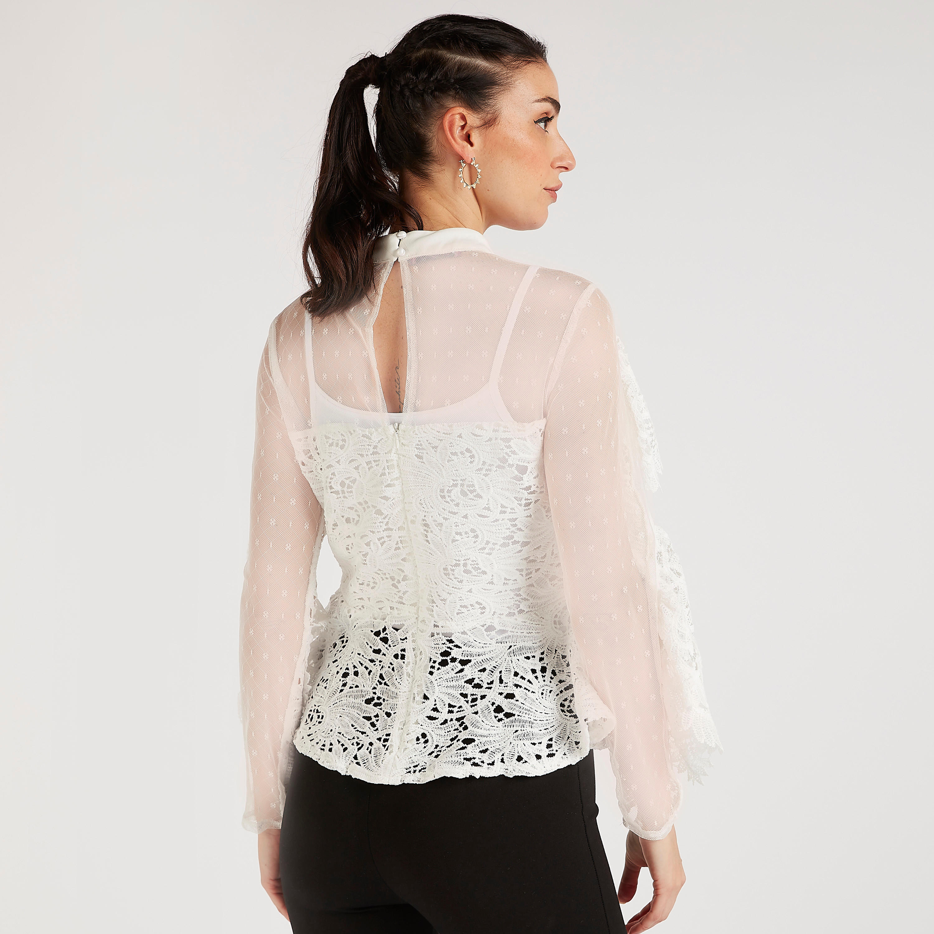 بلوزة بياقة عالية وأكمام طويلة وتفاصيل دانتيل من توإكستريمز-women-clothing-shirtsandblouses-blouses-image-4