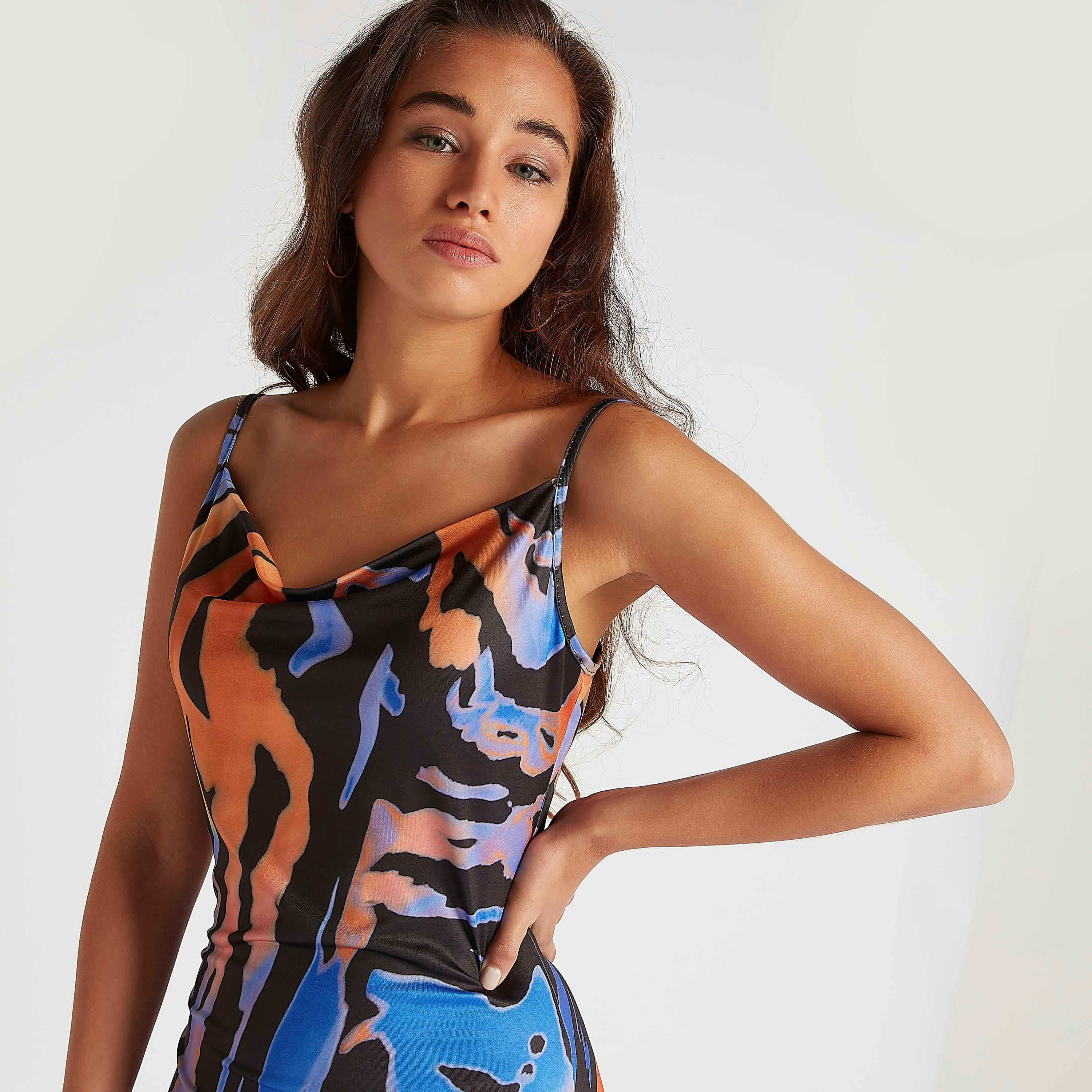 فستان طويل بطبعات وحمّالات رفيعة من تو إكستريمز-women-clothing-dresses-image-1