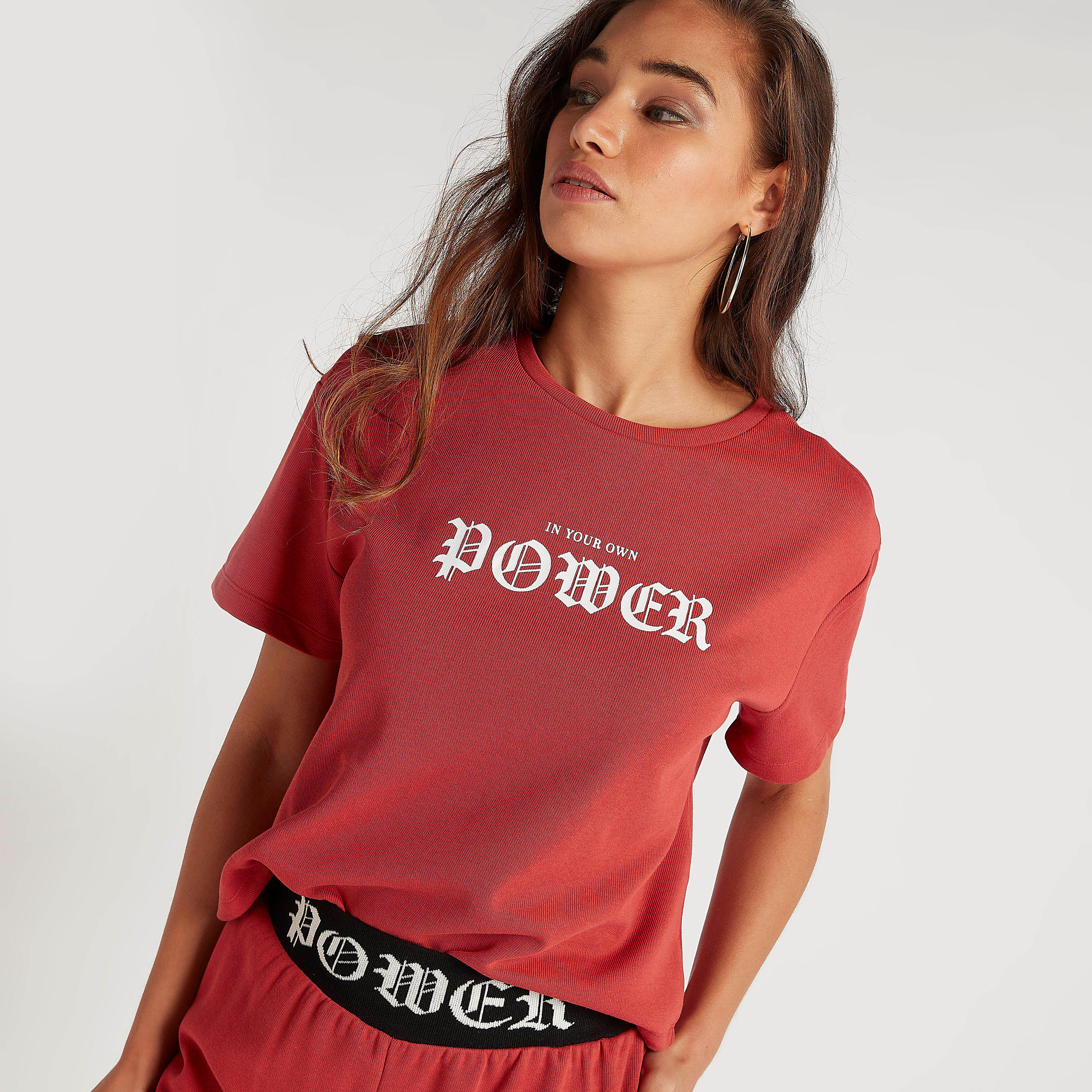 تيشيرت مستدام بياقة ضيّقة وأكمام قصيرة وطبعات من تو إكستريمز-women-clothing-tshirts-image-1