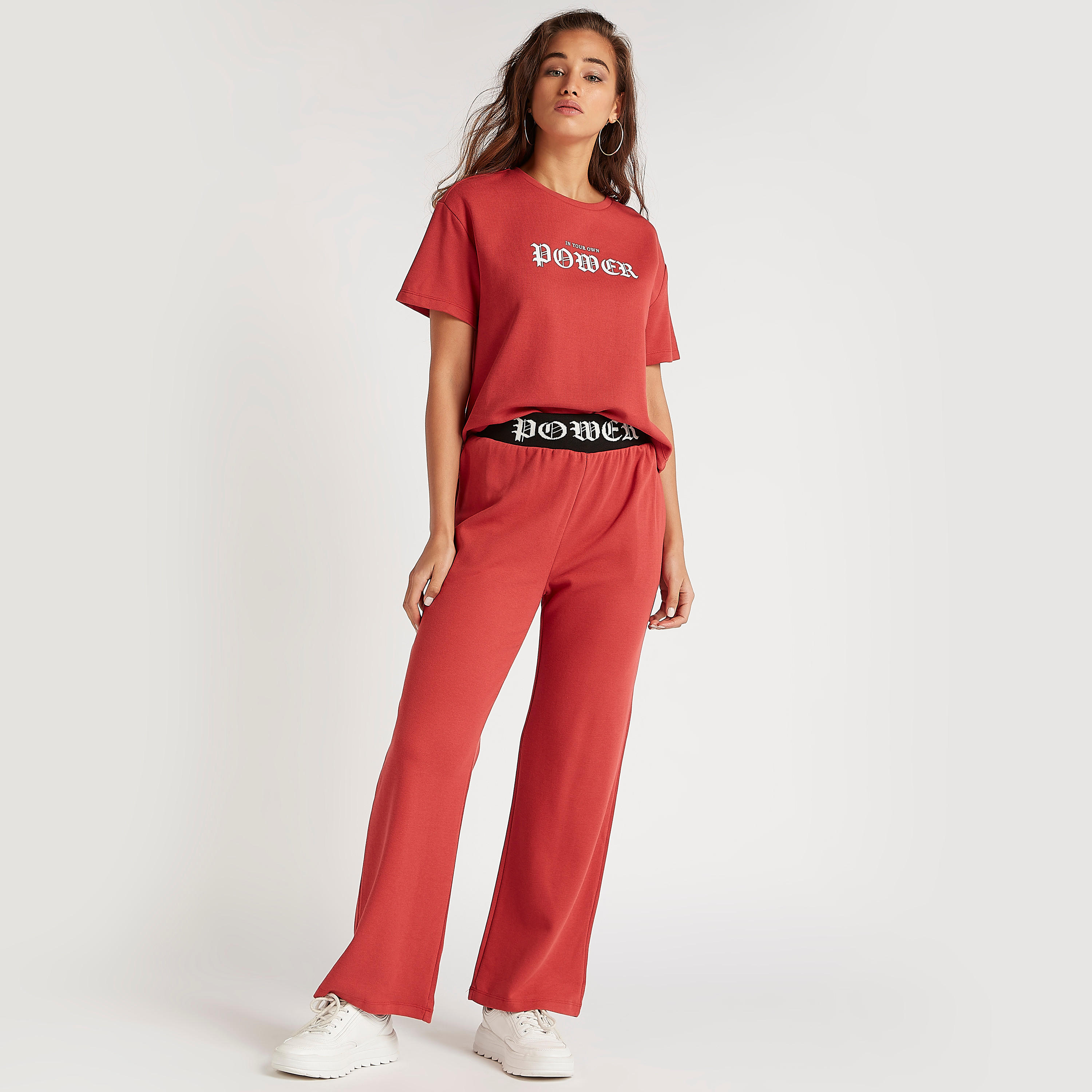 تيشيرت مستدام بياقة ضيّقة وأكمام قصيرة وطبعات من تو إكستريمز-women-clothing-tshirts-image-2