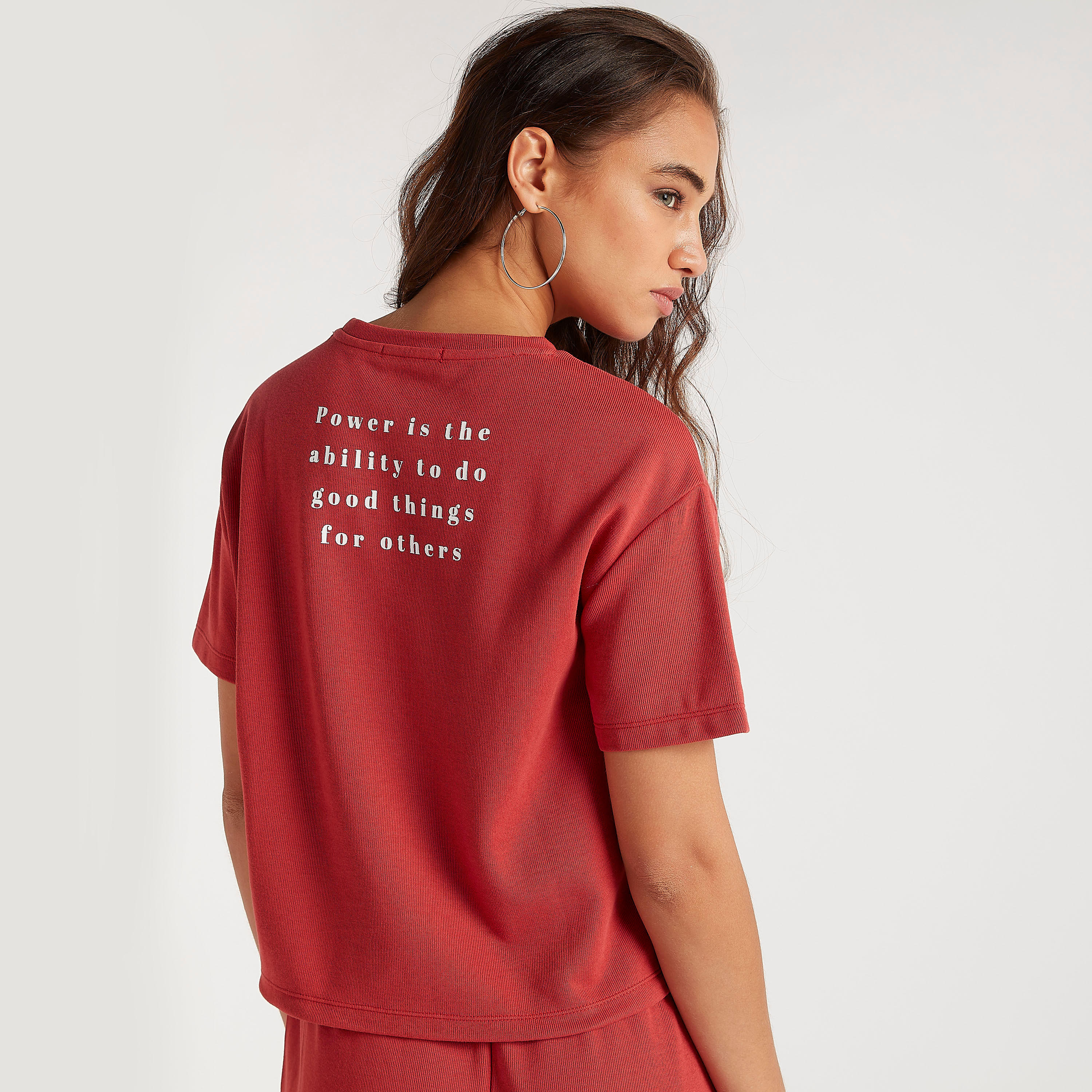 تيشيرت مستدام بياقة ضيّقة وأكمام قصيرة وطبعات من تو إكستريمز-women-clothing-tshirts-image-4