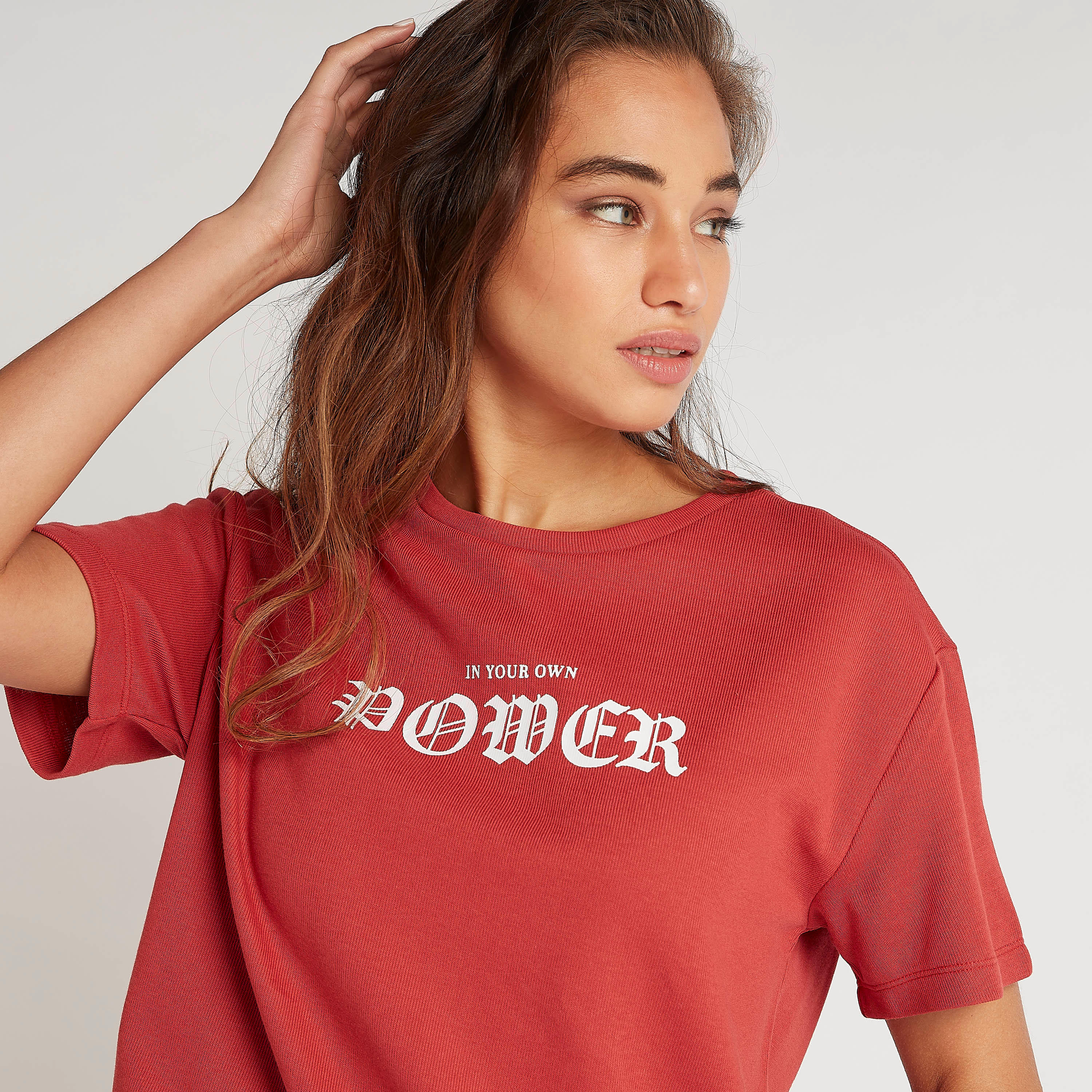 تيشيرت مستدام بياقة ضيّقة وأكمام قصيرة وطبعات من تو إكستريمز-women-clothing-tshirts-image-5