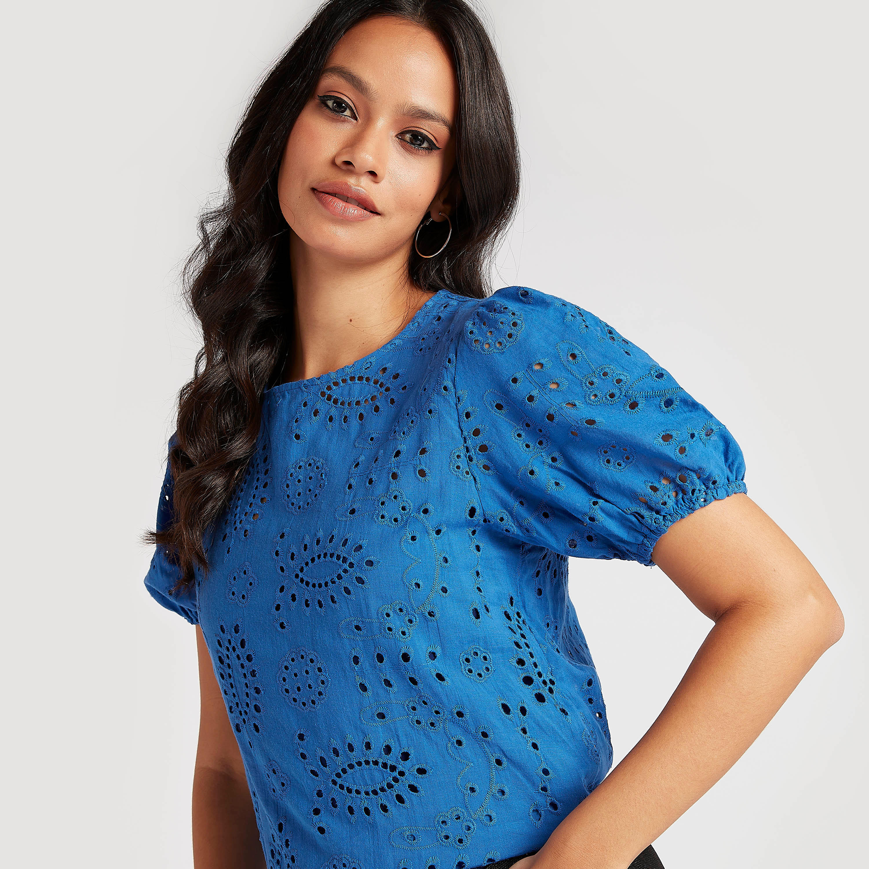 بلوزة بارزة الملمس بياقة ضيّقة وأكمام قصيرة منفوخة من تو إكستريمز-women-clothing-shirtsandblouses-blouses-image-1
