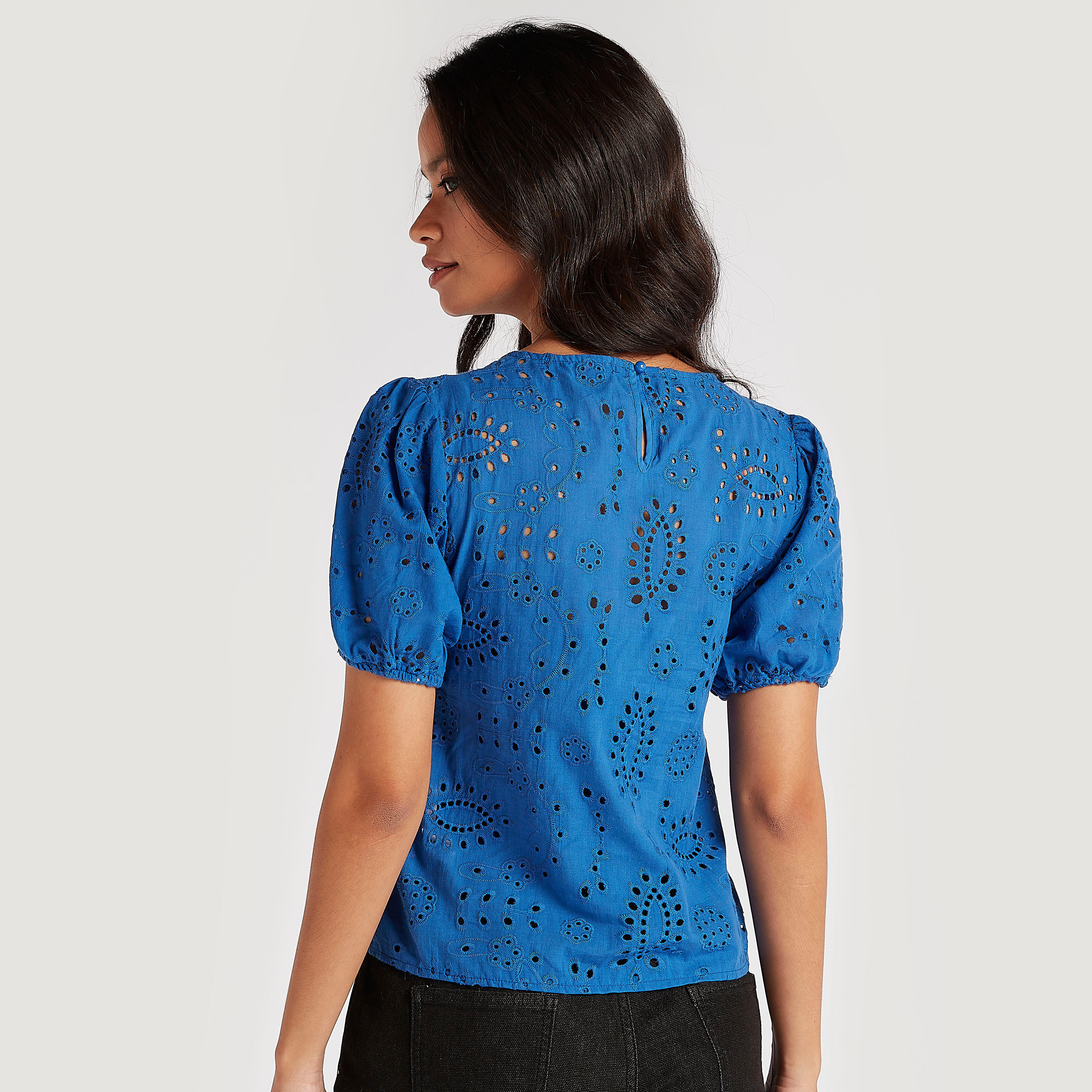 بلوزة بارزة الملمس بياقة ضيّقة وأكمام قصيرة منفوخة من تو إكستريمز-women-clothing-shirtsandblouses-blouses-image-4
