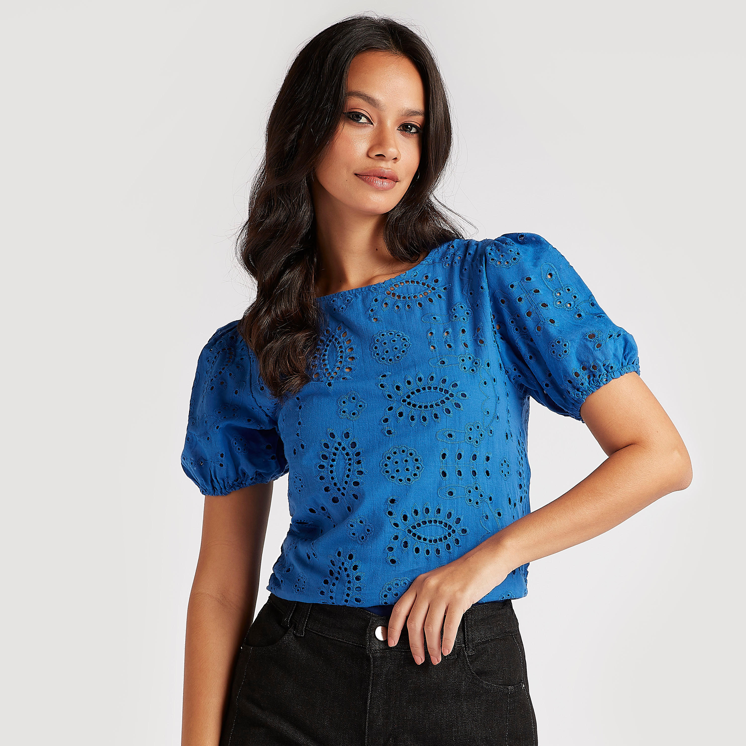 بلوزة بارزة الملمس بياقة ضيّقة وأكمام قصيرة منفوخة من تو إكستريمز-women-clothing-shirtsandblouses-blouses-image-5
