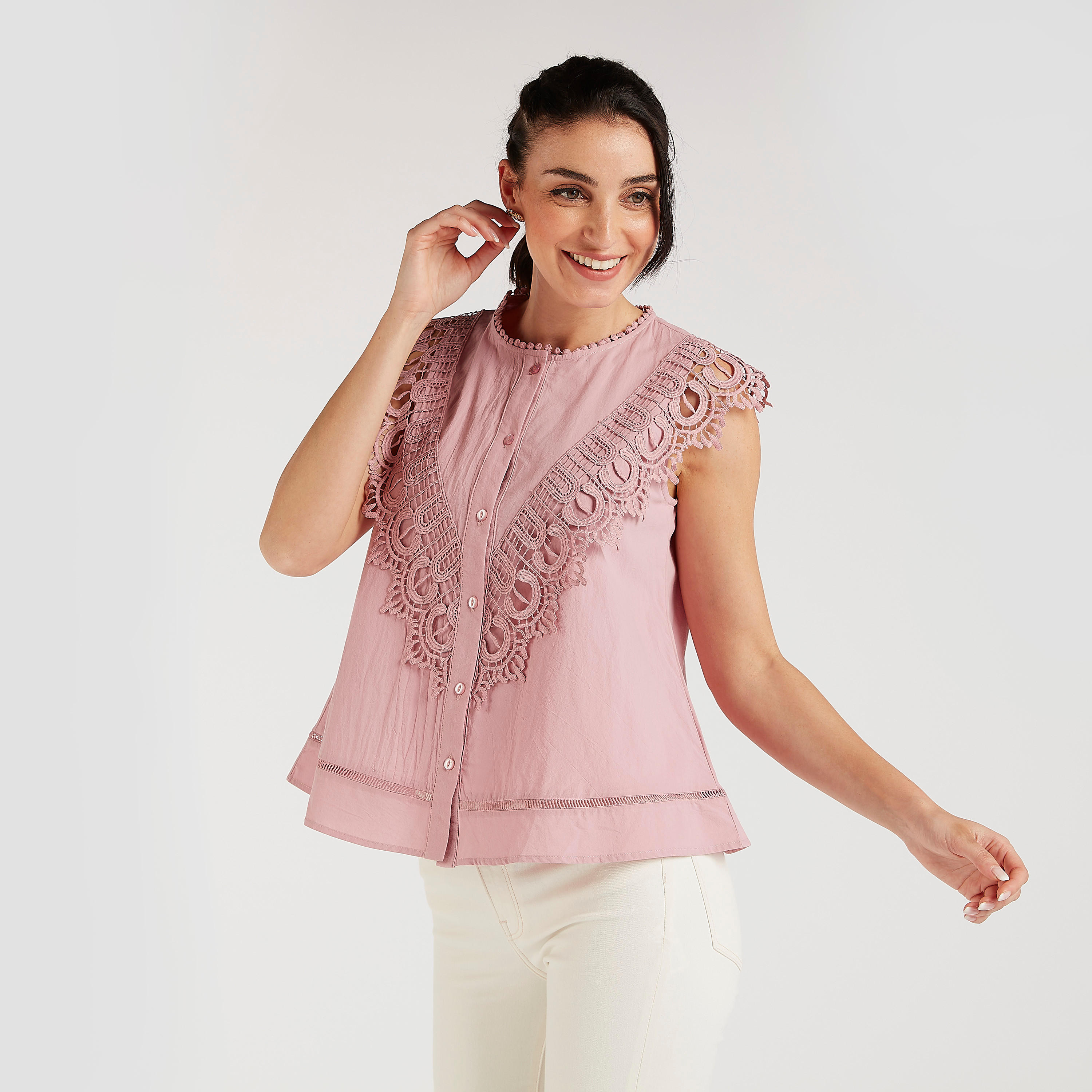 بلوزة دانتيل  بياقة ضيّقة وزر أمامي من تو إكستريمز-women-clothing-shirtsandblouses-blouses-image-1