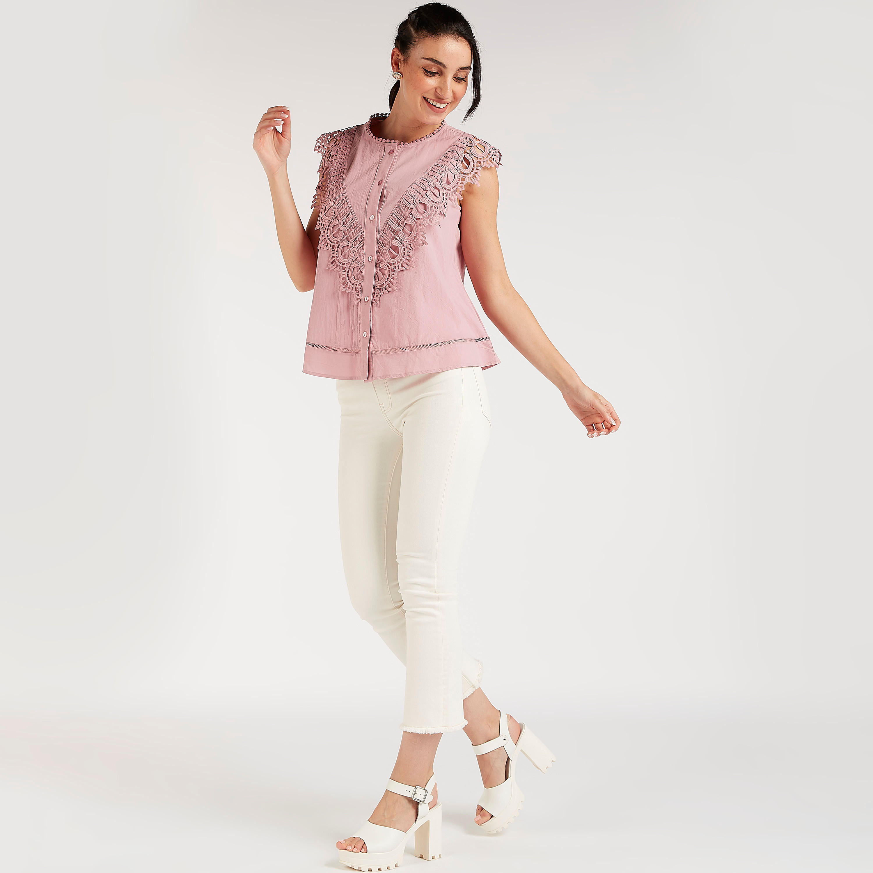 بلوزة دانتيل  بياقة ضيّقة وزر أمامي من تو إكستريمز-women-clothing-shirtsandblouses-blouses-image-2