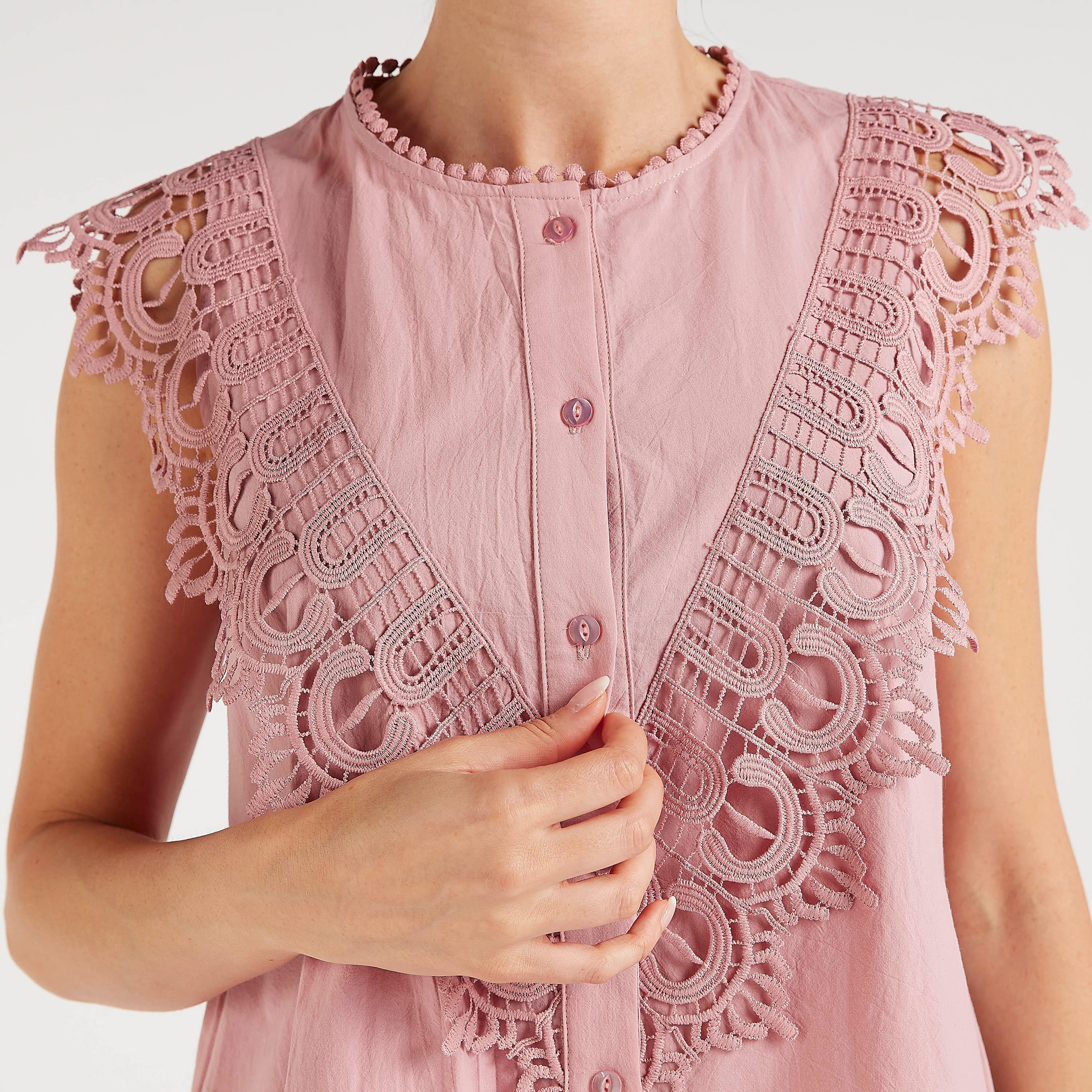 بلوزة دانتيل  بياقة ضيّقة وزر أمامي من تو إكستريمز-women-clothing-shirtsandblouses-blouses-image-3