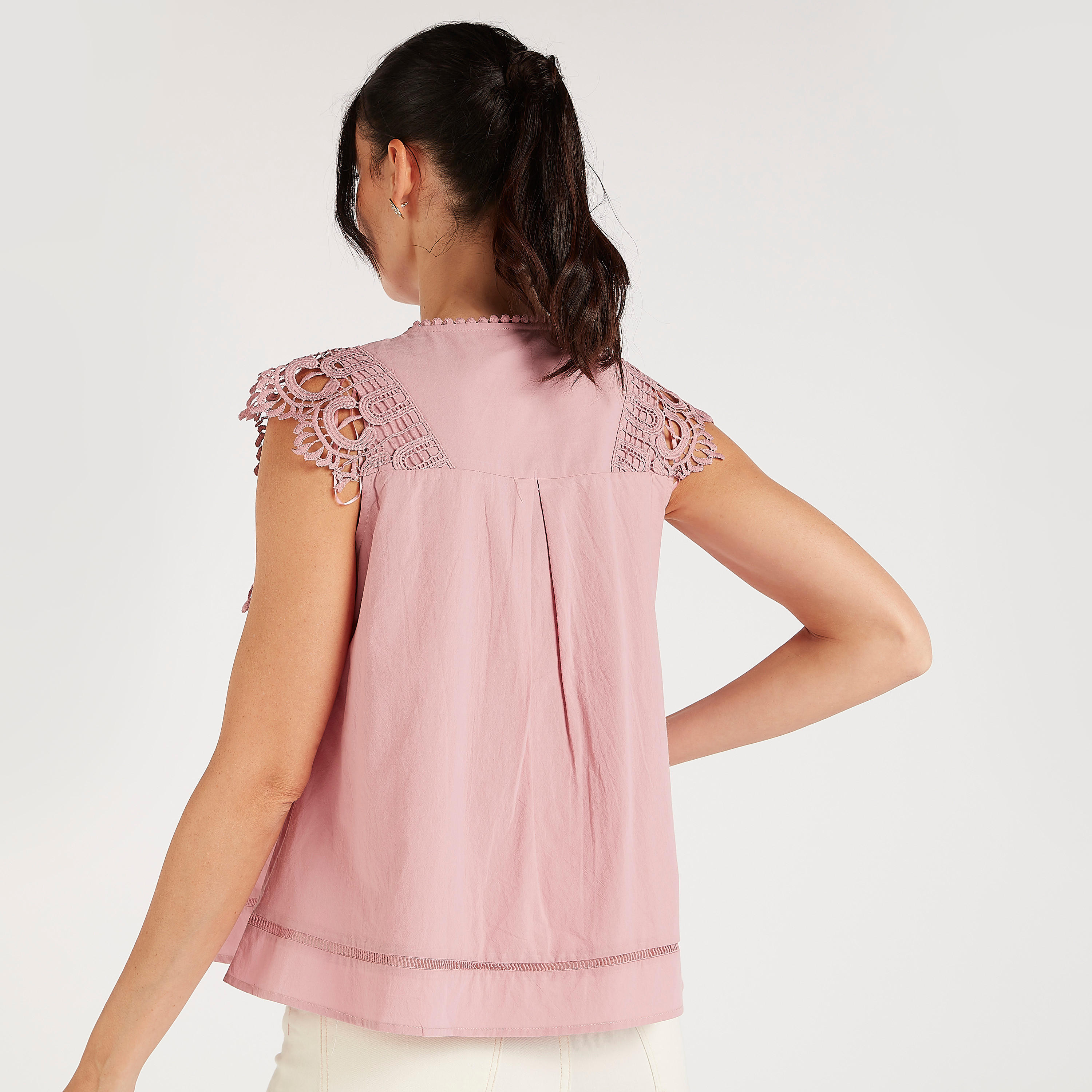 بلوزة دانتيل  بياقة ضيّقة وزر أمامي من تو إكستريمز-women-clothing-shirtsandblouses-blouses-image-4
