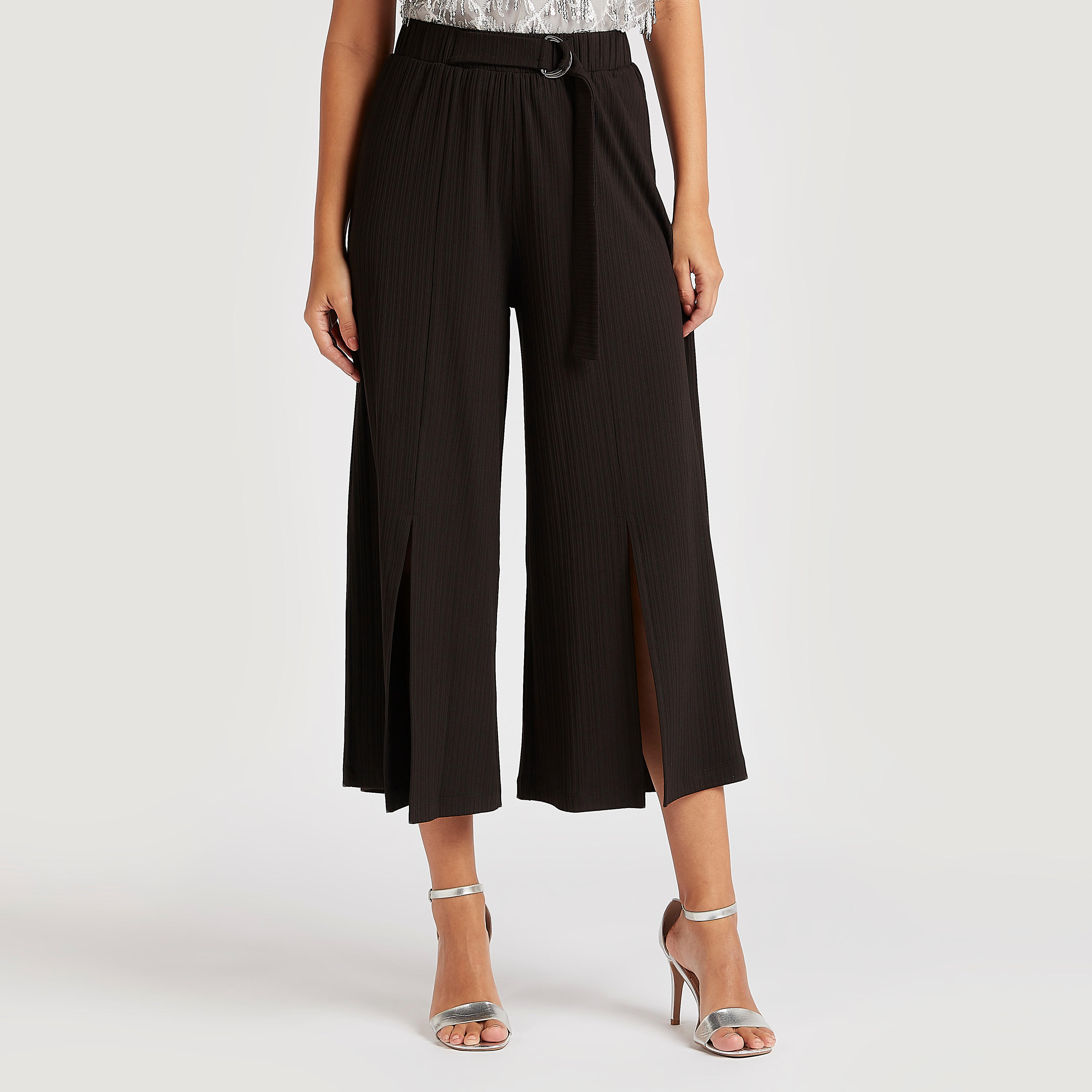 بنطلون قصير بارز الملمس بخصر متوسّط الارتفاع وفتحات جانبيّة من تو إكستريمز-women-clothing-bottoms-trousers-image-1
