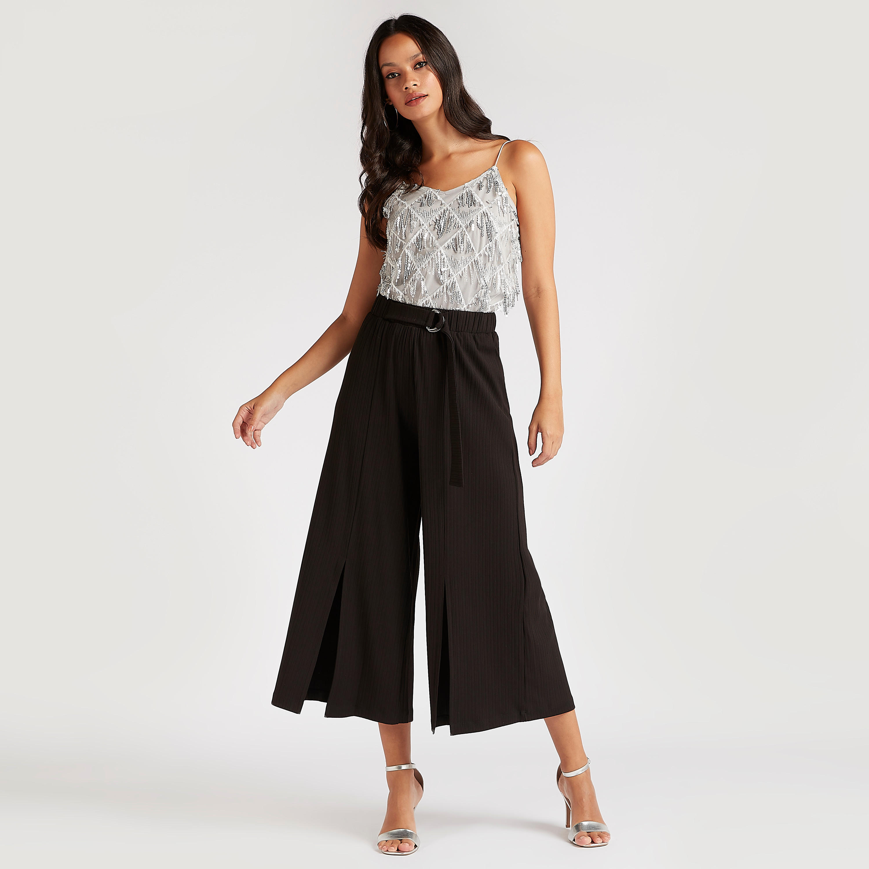 بنطلون قصير بارز الملمس بخصر متوسّط الارتفاع وفتحات جانبيّة من تو إكستريمز-women-clothing-bottoms-trousers-image-2
