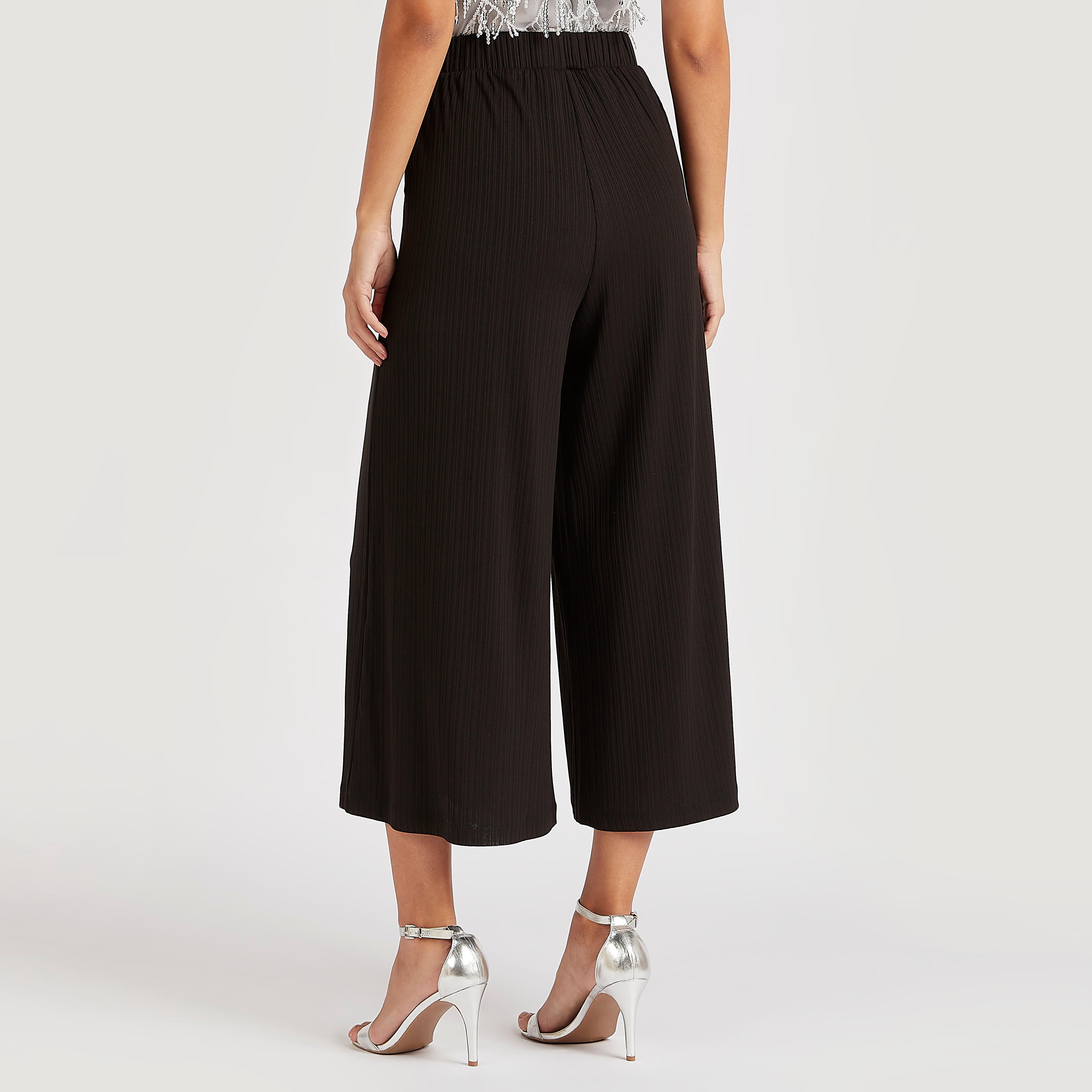 بنطلون قصير بارز الملمس بخصر متوسّط الارتفاع وفتحات جانبيّة من تو إكستريمز-women-clothing-bottoms-trousers-image-4