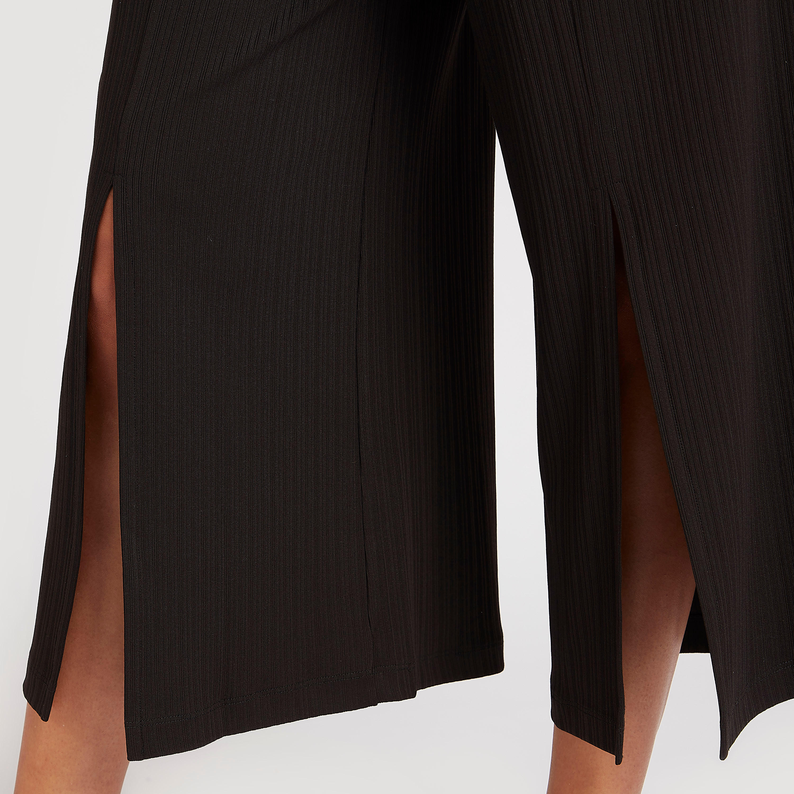 بنطلون قصير بارز الملمس بخصر متوسّط الارتفاع وفتحات جانبيّة من تو إكستريمز-women-clothing-bottoms-trousers-image-5