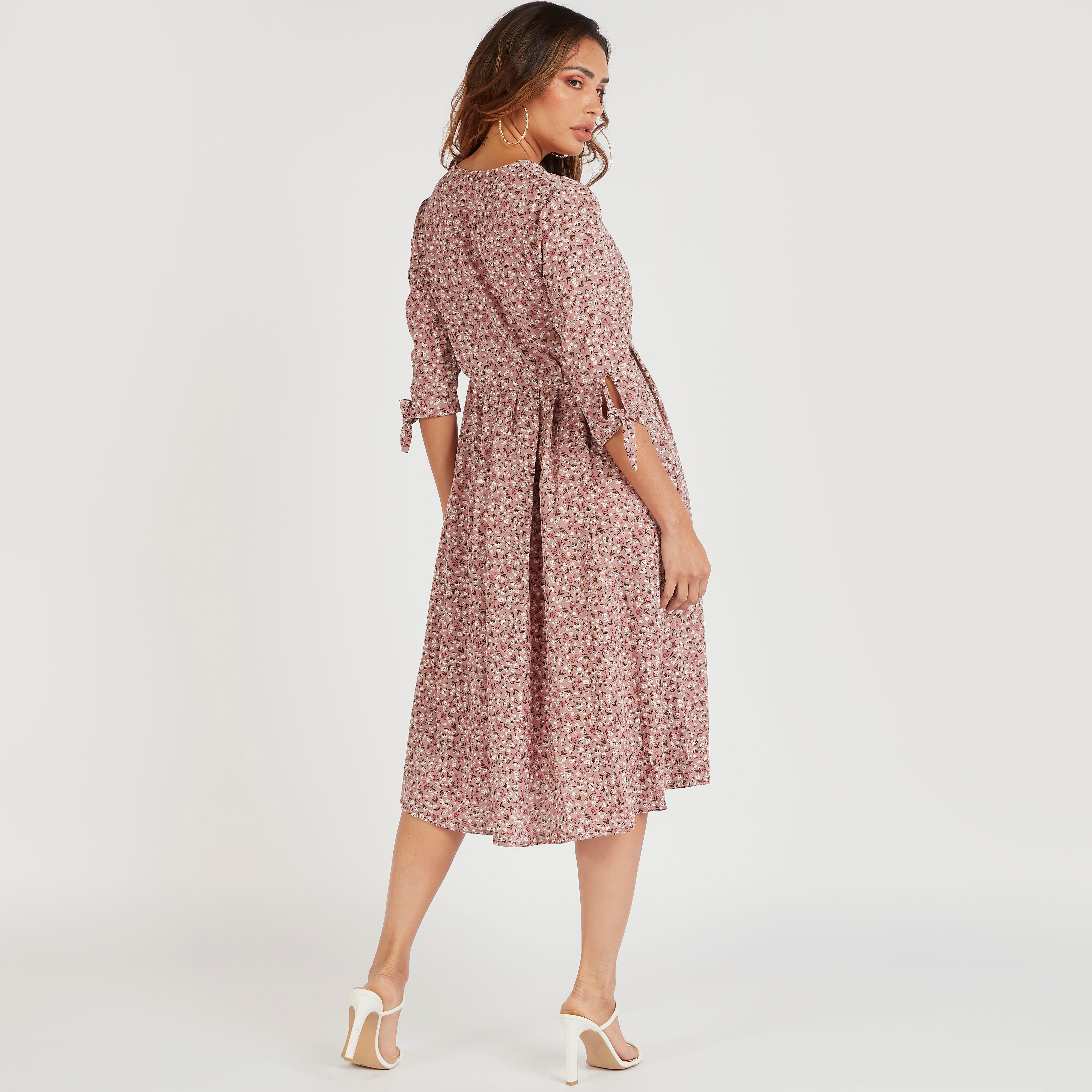 فستان ميدي متعدّد الطبقات بياقة V وأكمام 3/4 وطبعات أزهار من توإكستريمز-women-clothing-dresses-image-4