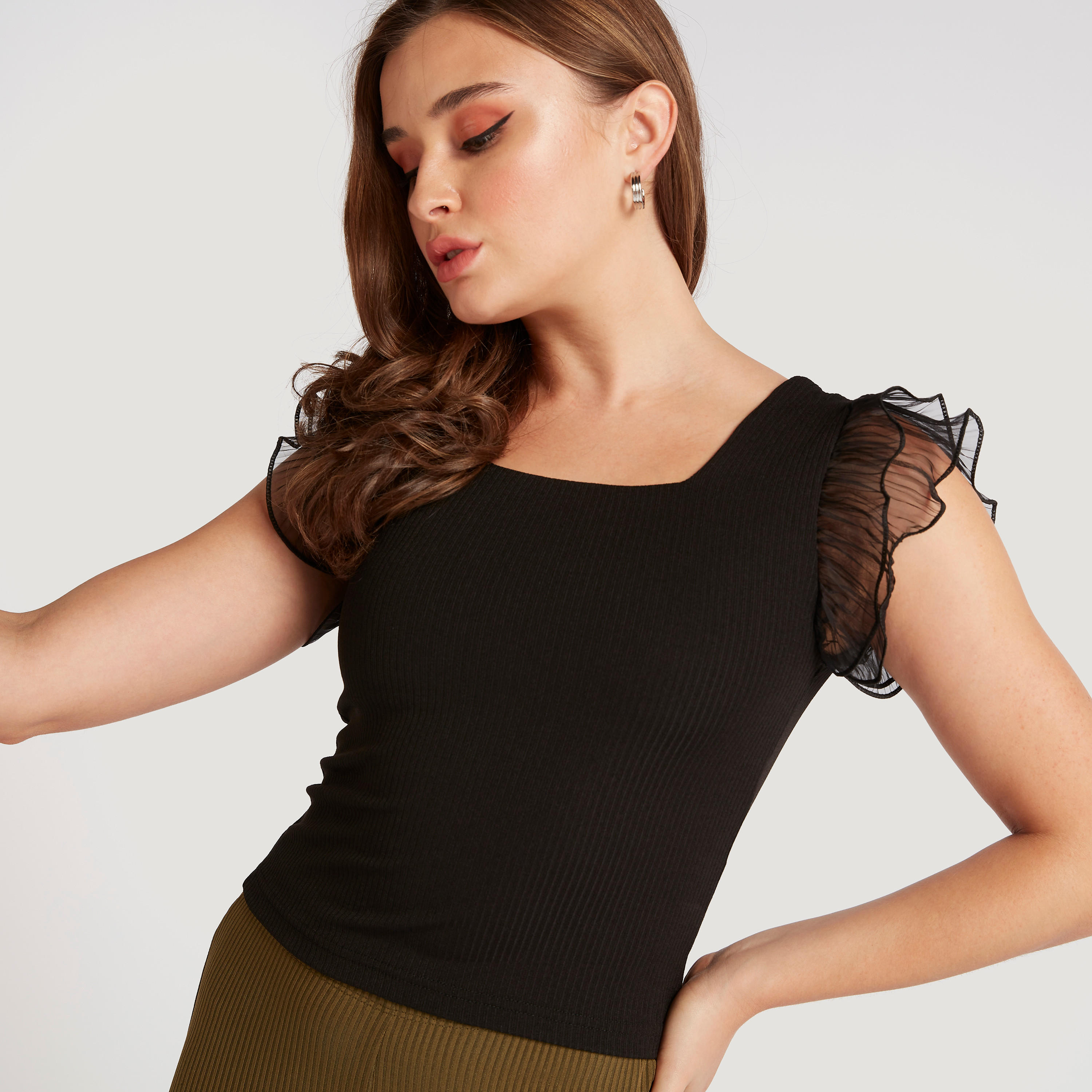 بلوزة بارزة الملمس بياقة مربّعة وتفاصيل كشكشة من تو إكستريمز-women-clothing-shirtsandblouses-blouses-image-6