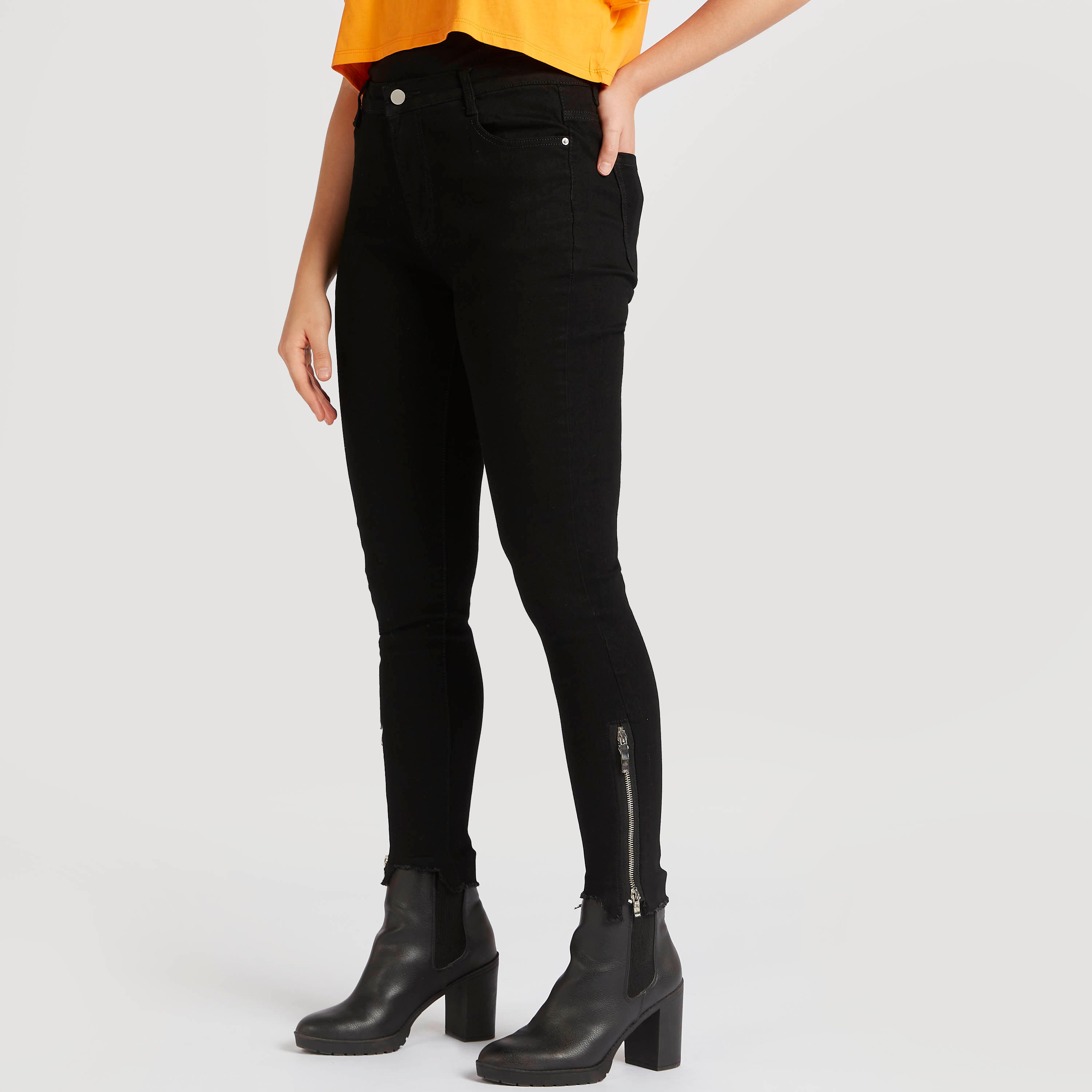بنطلون جينز دينم سادة بقصّة سكيني بتفاصيل سحّاب-women-clothing-bottoms-jeans-image-1