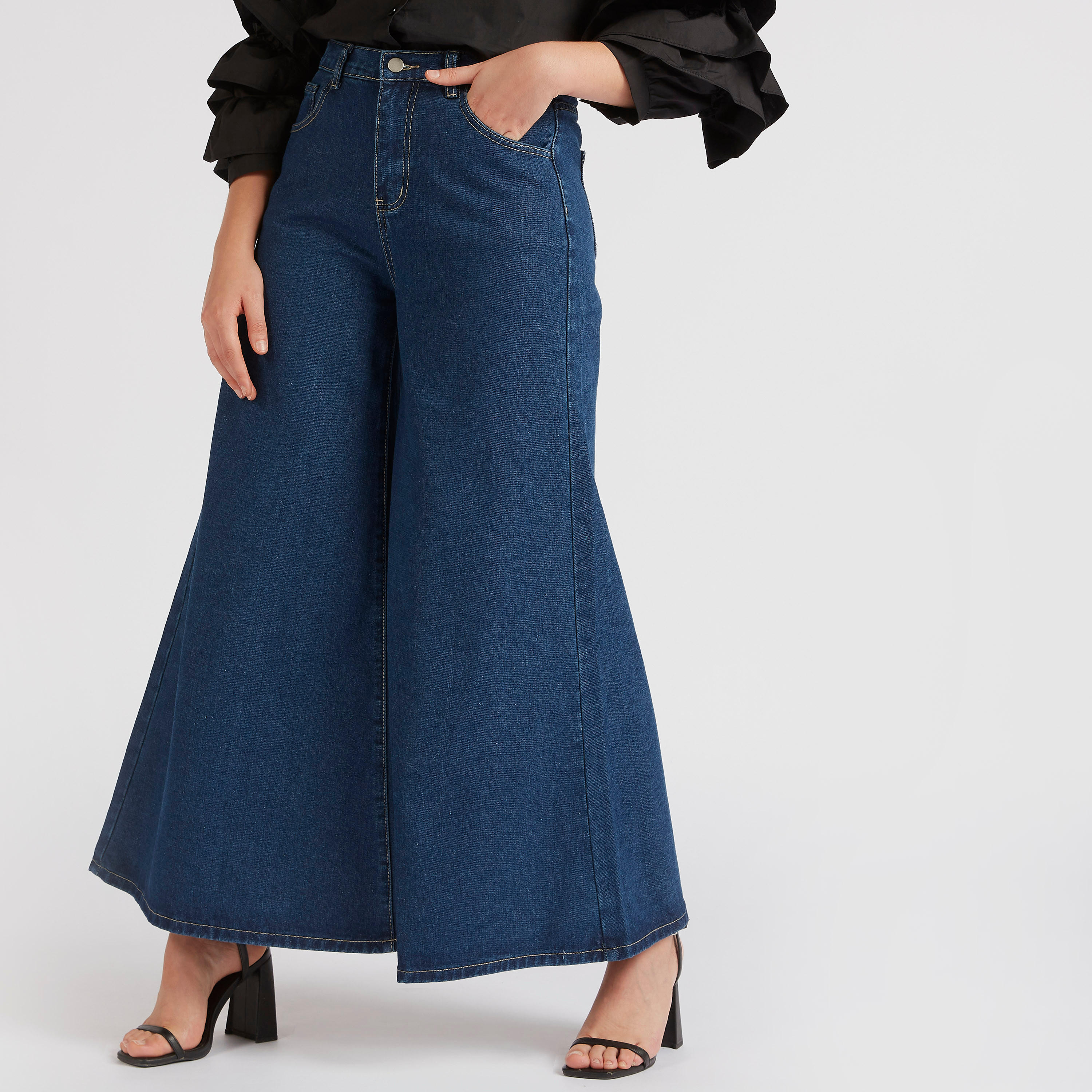 بنطلون واسع سادة بأزرار وجيوب وخصر مرتفع من توإكستريمز-women-clothing-bottoms-jeans-image-1
