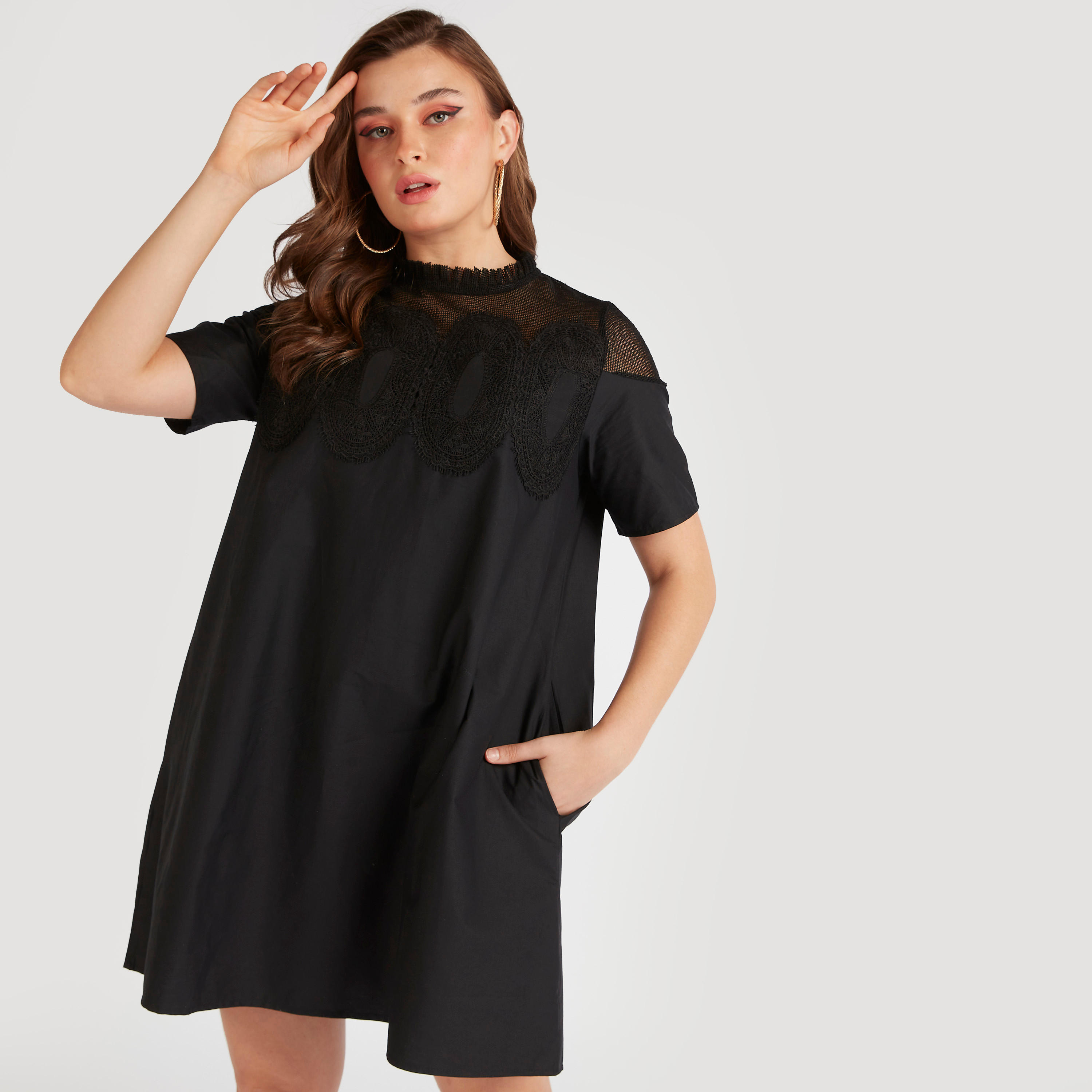 فستان قصير إيه لاين مطرز بياقة عالية وجيوب من توإكستريمز-women-clothing-dresses-image-1