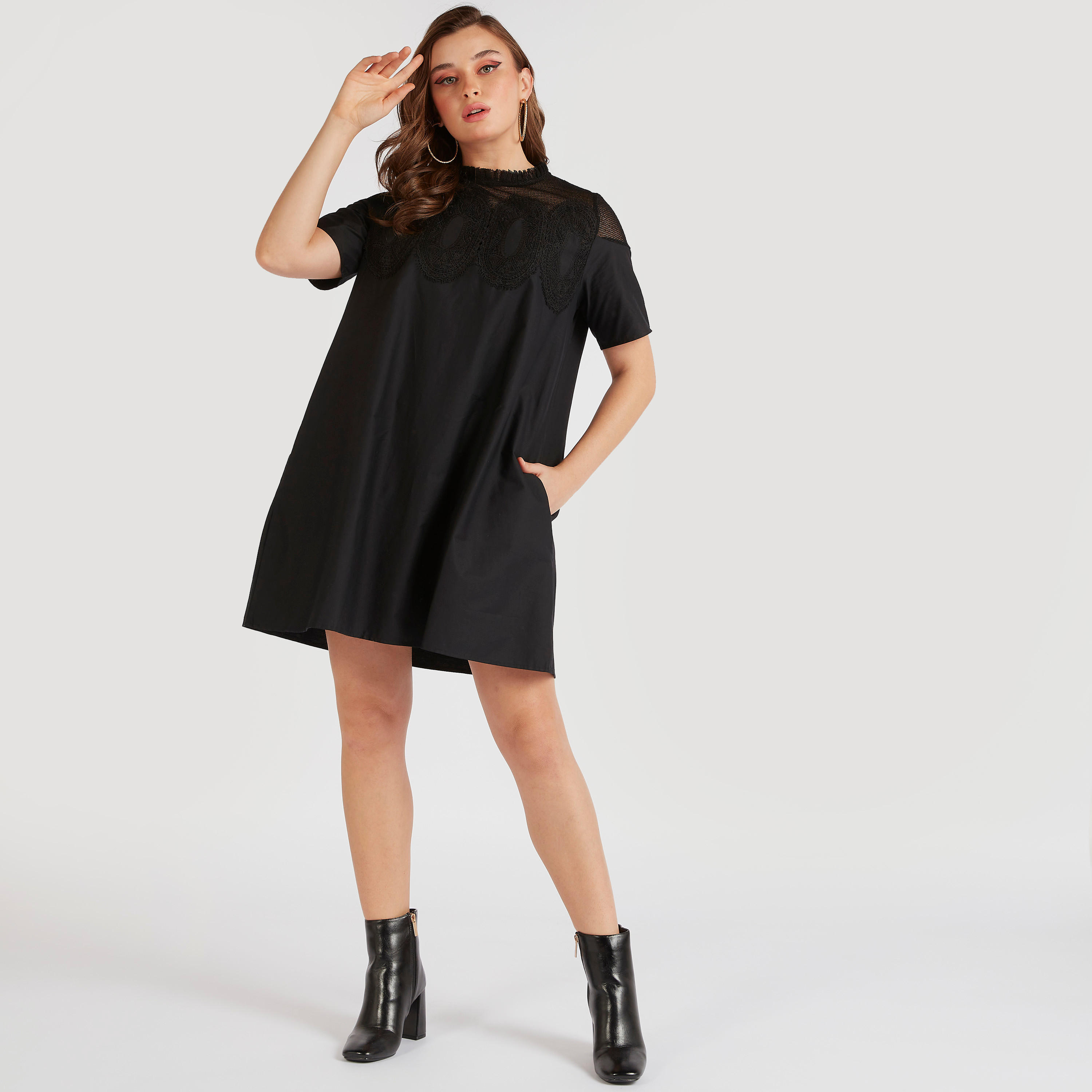 فستان قصير إيه لاين مطرز بياقة عالية وجيوب من توإكستريمز-women-clothing-dresses-image-2