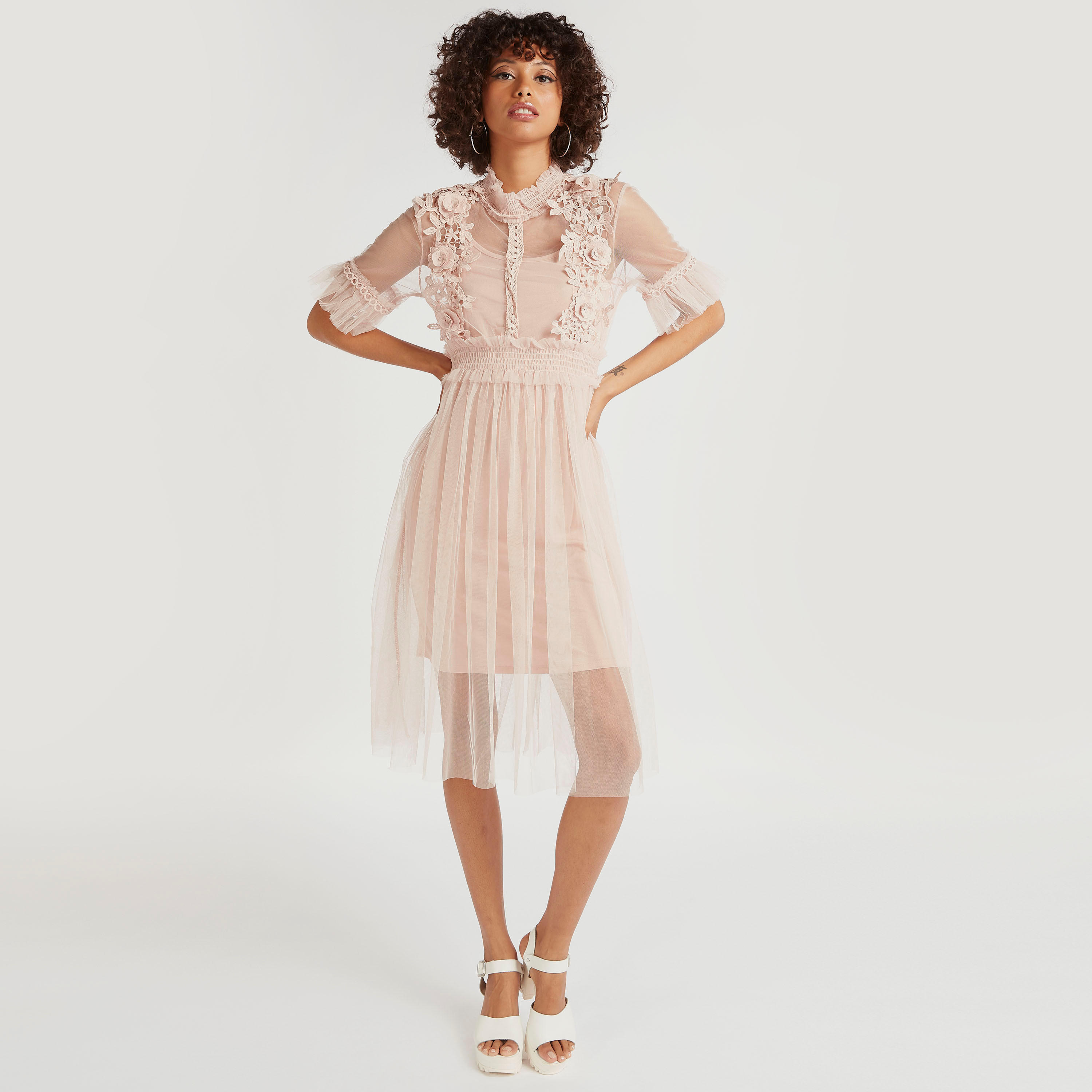 فستان شبكي بتفاصيل دانتيل وأكمام قصيرة من تو إكستريمز-women-clothing-dresses-image-1