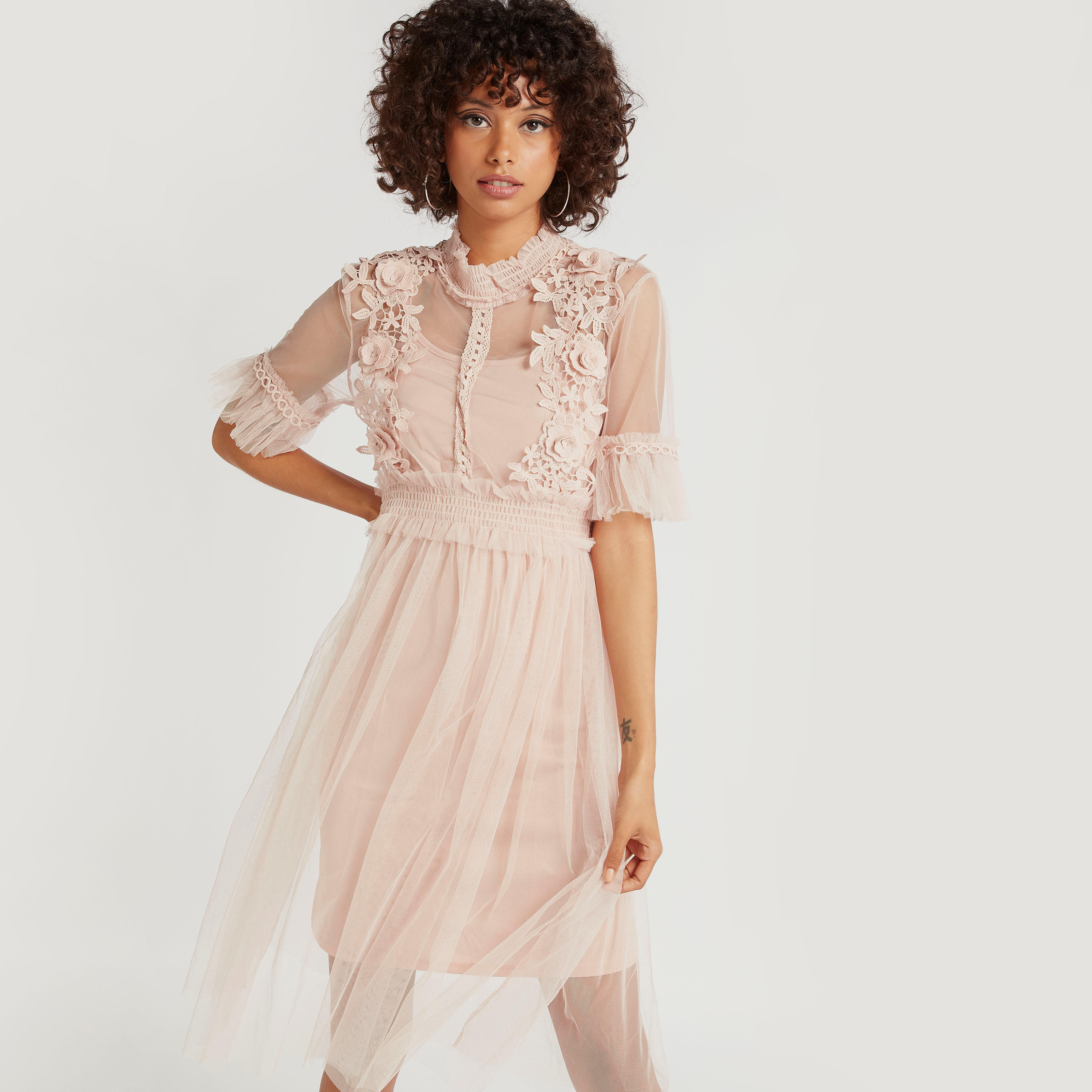 فستان شبكي بتفاصيل دانتيل وأكمام قصيرة من تو إكستريمز-women-clothing-dresses-image-2