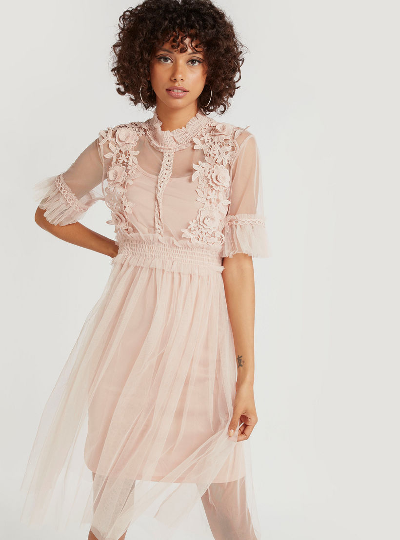 فستان شبكي بتفاصيل دانتيل وأكمام قصيرة من تو إكستريمز-women-clothing-dresses-image-2
