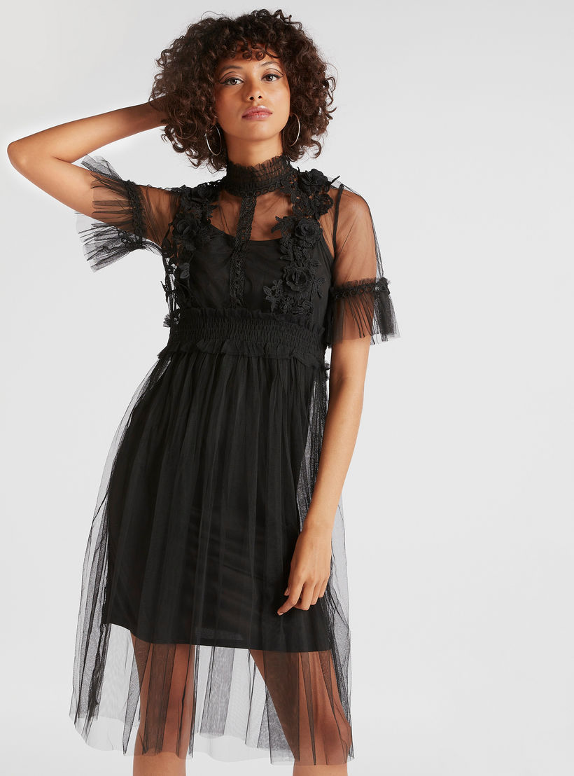 فستان شبكي بتفاصيل دانتيل وأكمام قصيرة من تو إكستريمز-women-clothing-dresses-image-1