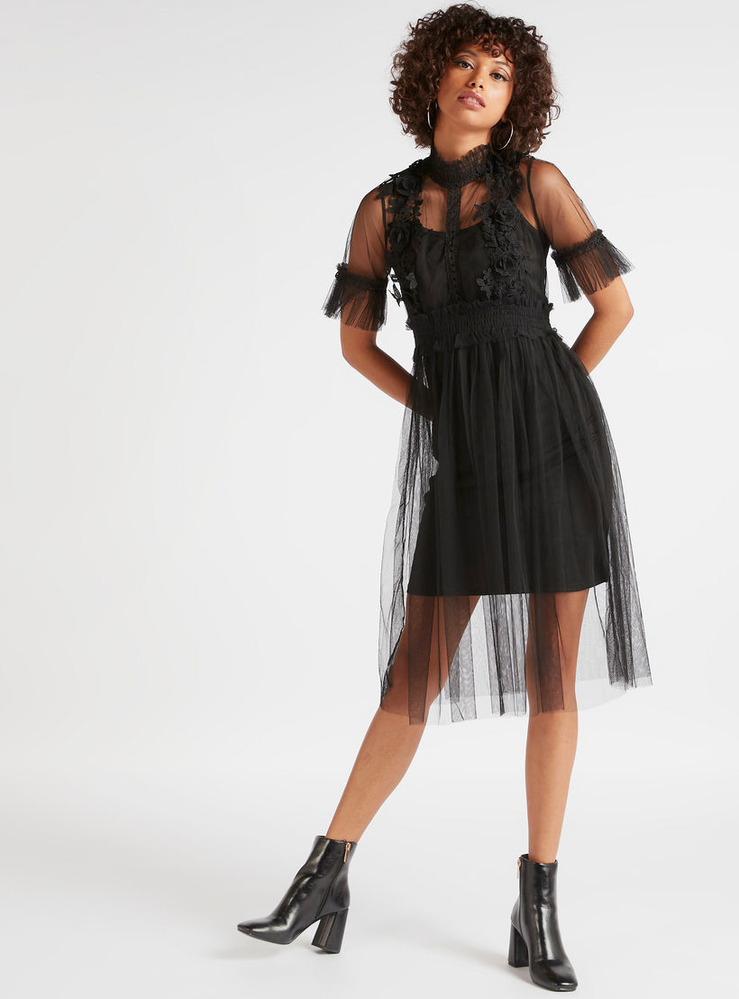 فستان شبكي بتفاصيل دانتيل وأكمام قصيرة من تو إكستريمز-women-clothing-dresses-image-2
