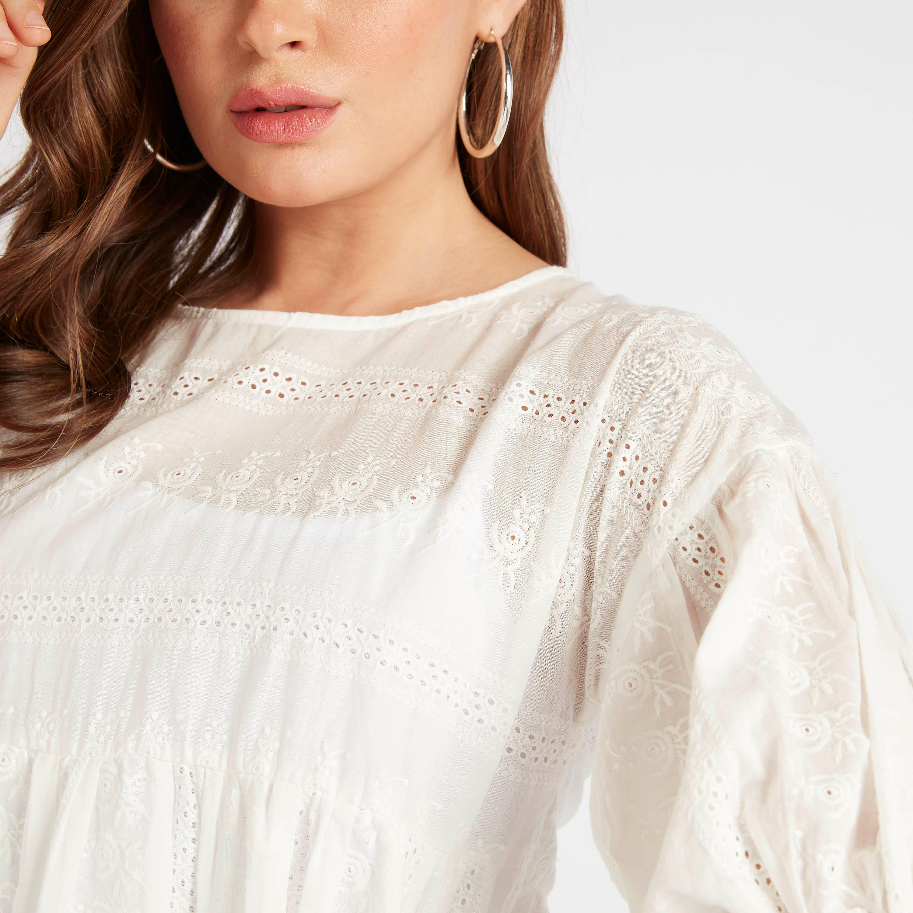 بلوزة بيبلوم بياقة مستديرة وتطريز شيفلي من توإكستريمز-women-clothing-shirtsandblouses-blouses-image-6