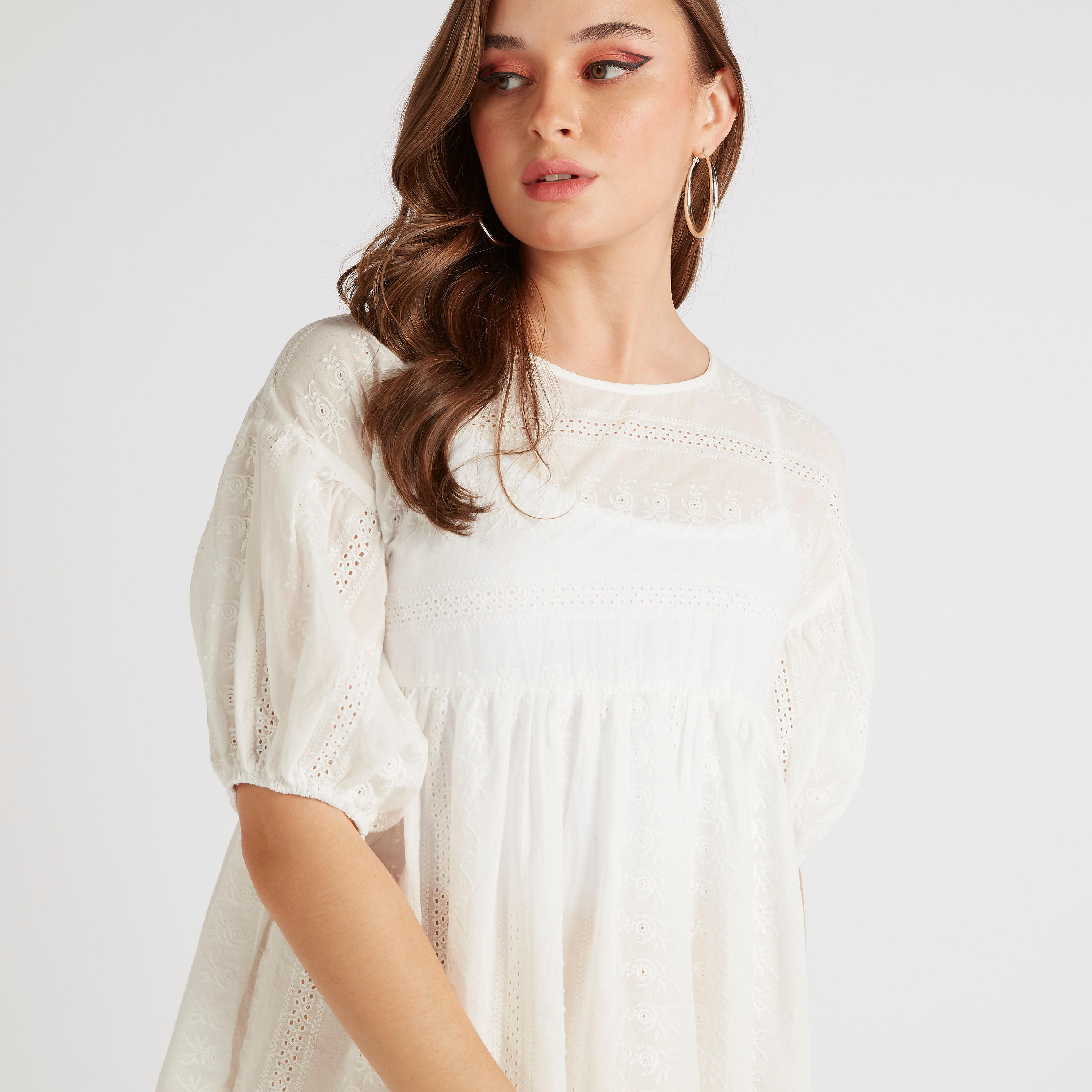 بلوزة بيبلوم بياقة مستديرة وتطريز شيفلي من توإكستريمز-women-clothing-shirtsandblouses-blouses-image-4