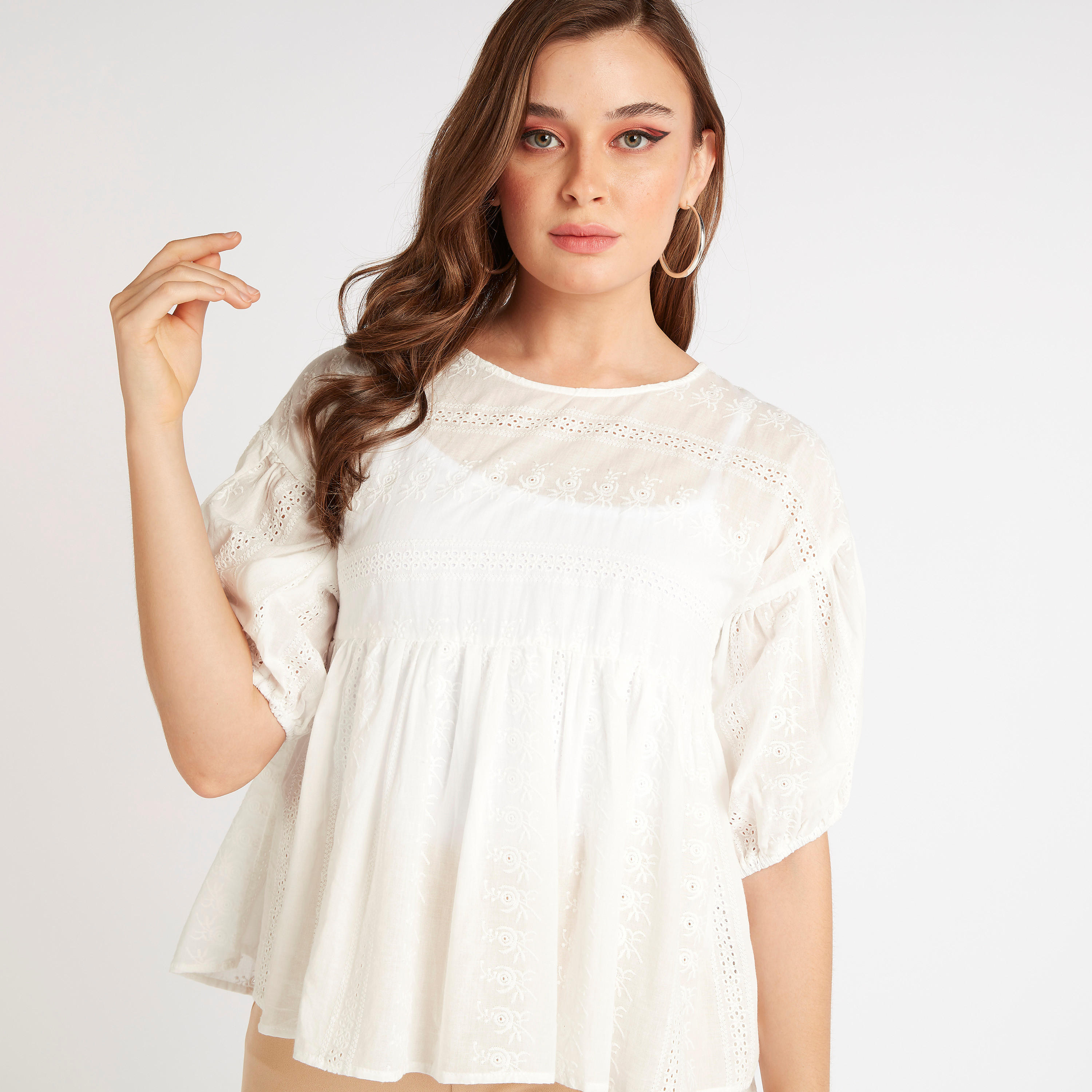 بلوزة بيبلوم بياقة مستديرة وتطريز شيفلي من توإكستريمز-women-clothing-shirtsandblouses-blouses-image-3